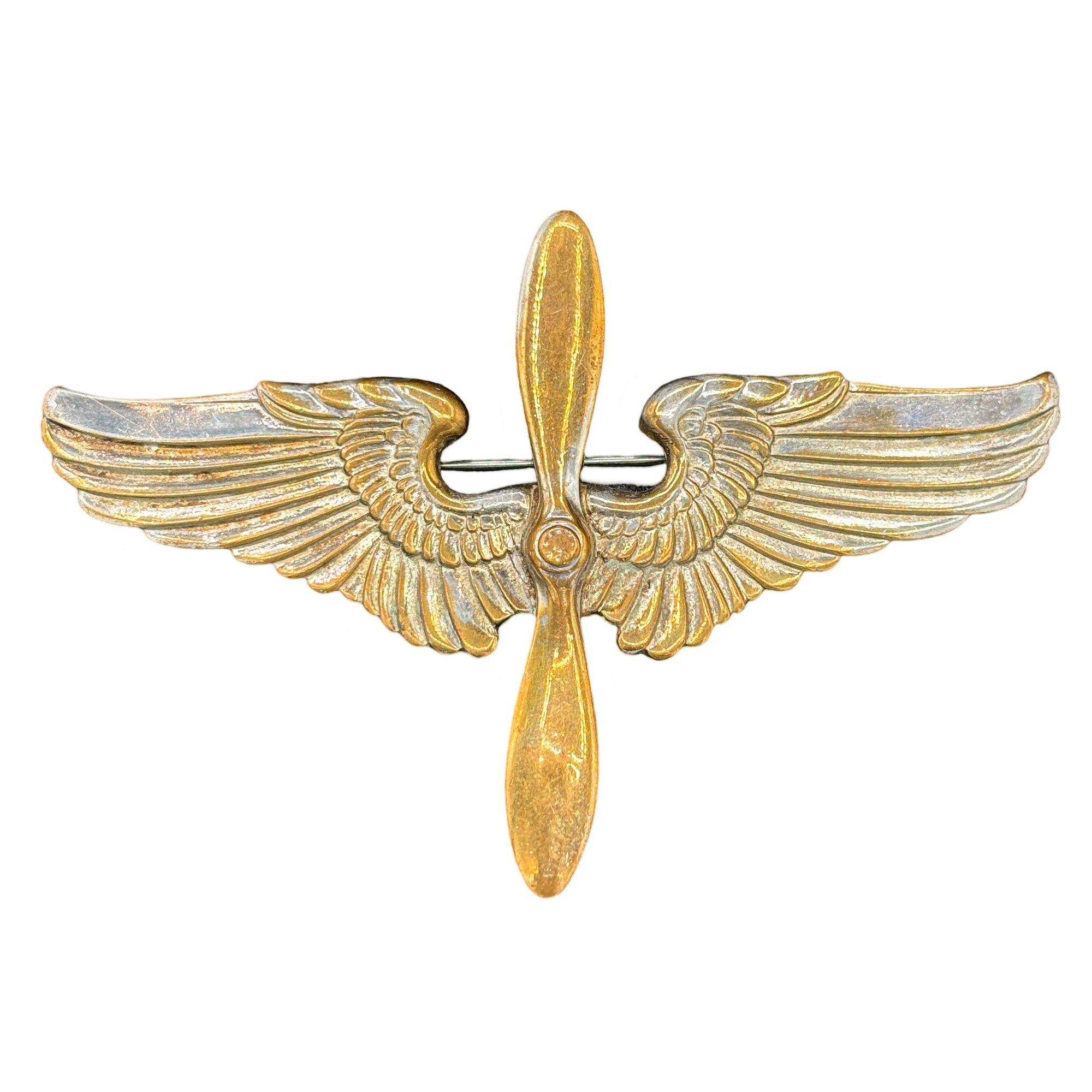 Si tratta di una spilla originale di alta qualità per i cadetti dell'aviazione dell'U.S. Army della Seconda Guerra Mondiale, prodotta dal rinomato produttore di distintivi americano Meyer di New York. Realizzato in due parti, presenta ali placcate