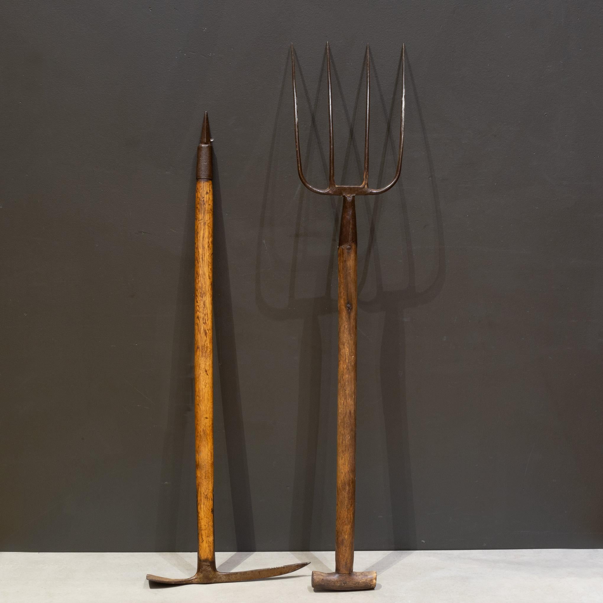 ÜBER

U.S. Army WWll Ice Axe hergestellt von AMES. Die Eispickel wurden an die legendäre 10th Mountain Division ausgegeben. An der Basis des Schafts befindet sich ein Stahlbecher mit einer Spitze mit der Aufschrift U.S. AMES. Pitchfork ist aus