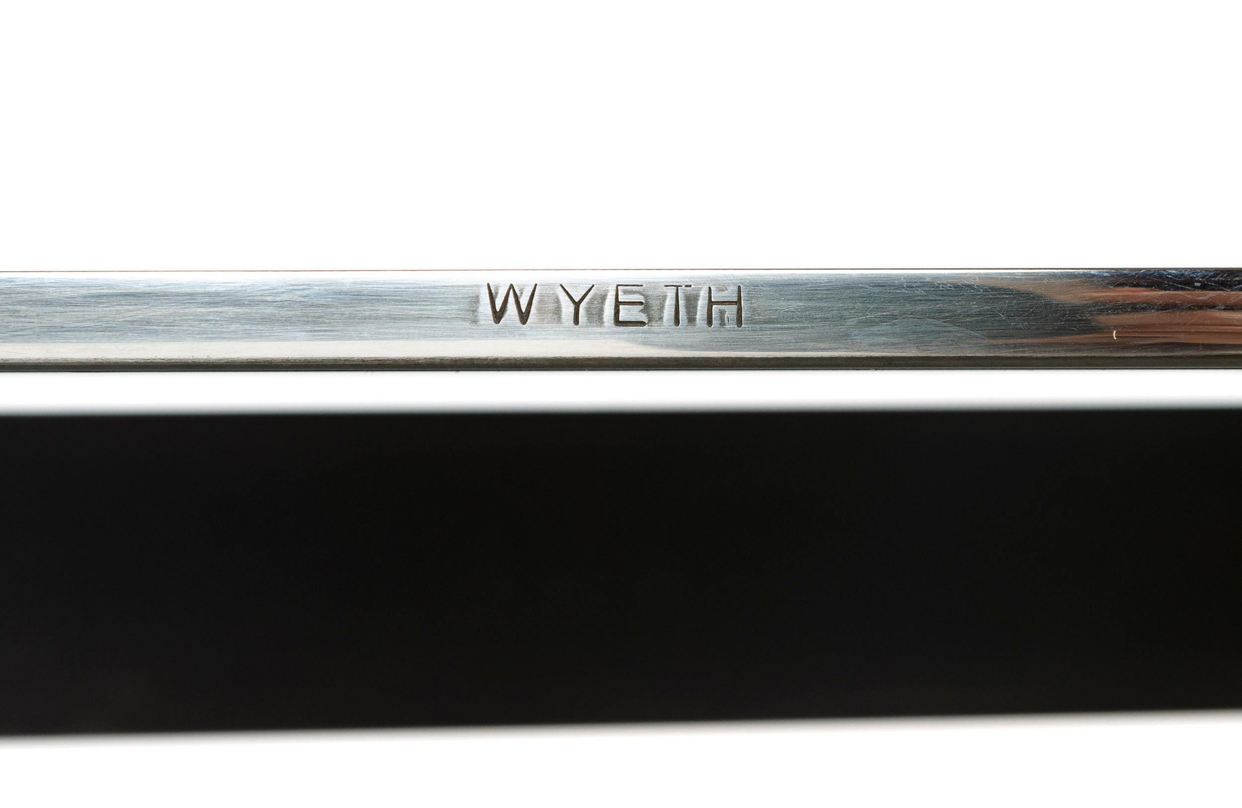 Wyeth Chrysalis: Tisch Nr. 1 aus geschwärztem Edelstahl mit polierten Kanten im Zustand „Neu“ im Angebot in Sagaponack, NY