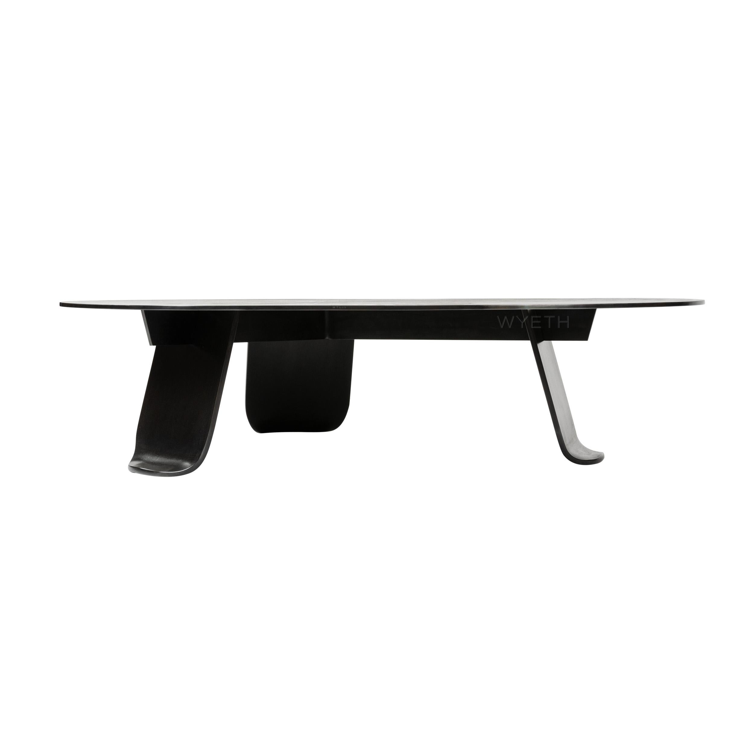 Table basse de salon ou de cocktail fabriquée à la main en acier patiné de forte épaisseur, de forme organique, reposant sur trois pieds évasés en acier aplati. Disponible dans un matériau, une finition et des dimensions personnalisés.