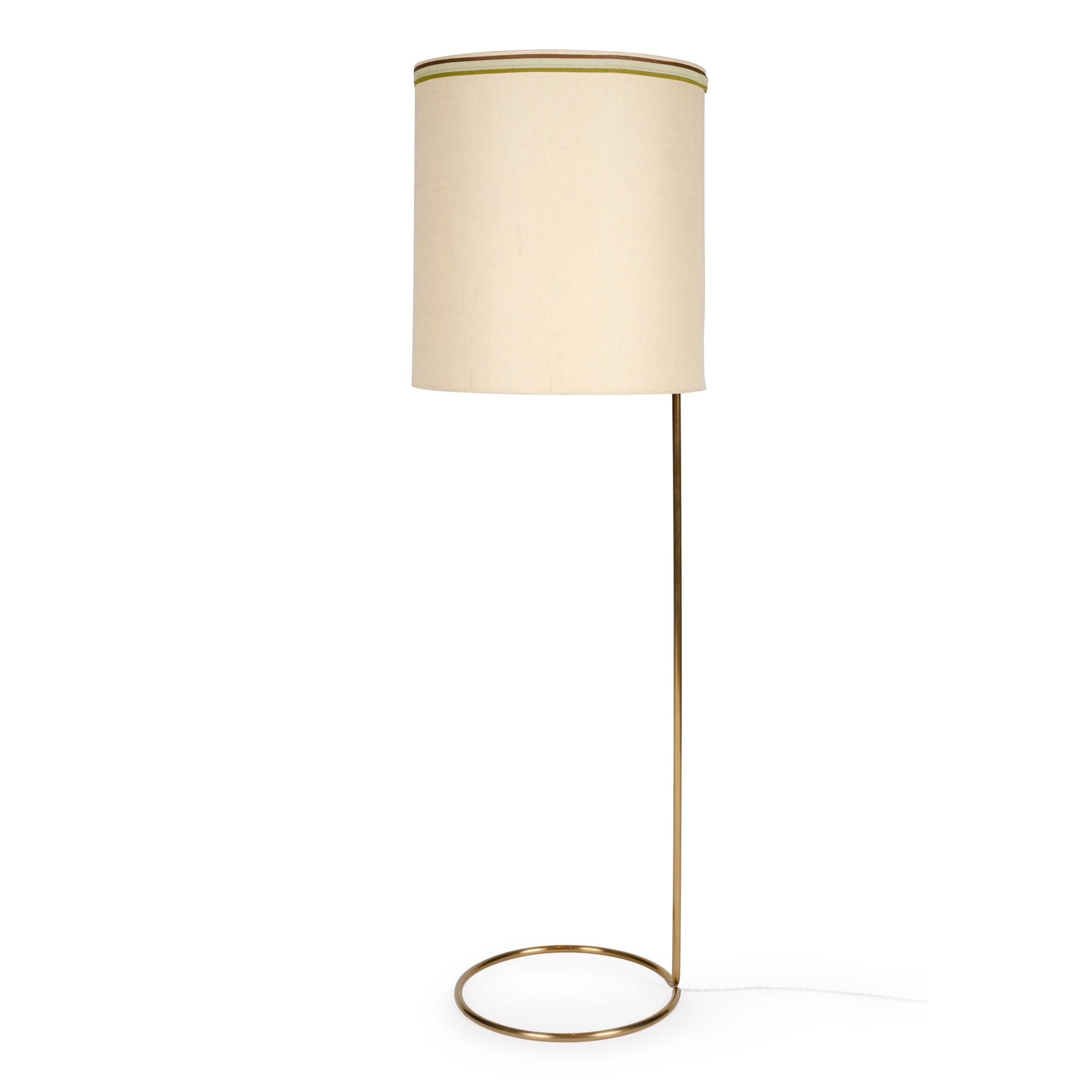 Un lampadaire sinueux et dépouillé, original de Wyeth, fabriqué à partir d'une bobine continue de tubes de bronze finement calibrés, en finition patinée. L'abat-jour est présenté à titre d'échantillon seulement / non inclus. Disponible en bronze