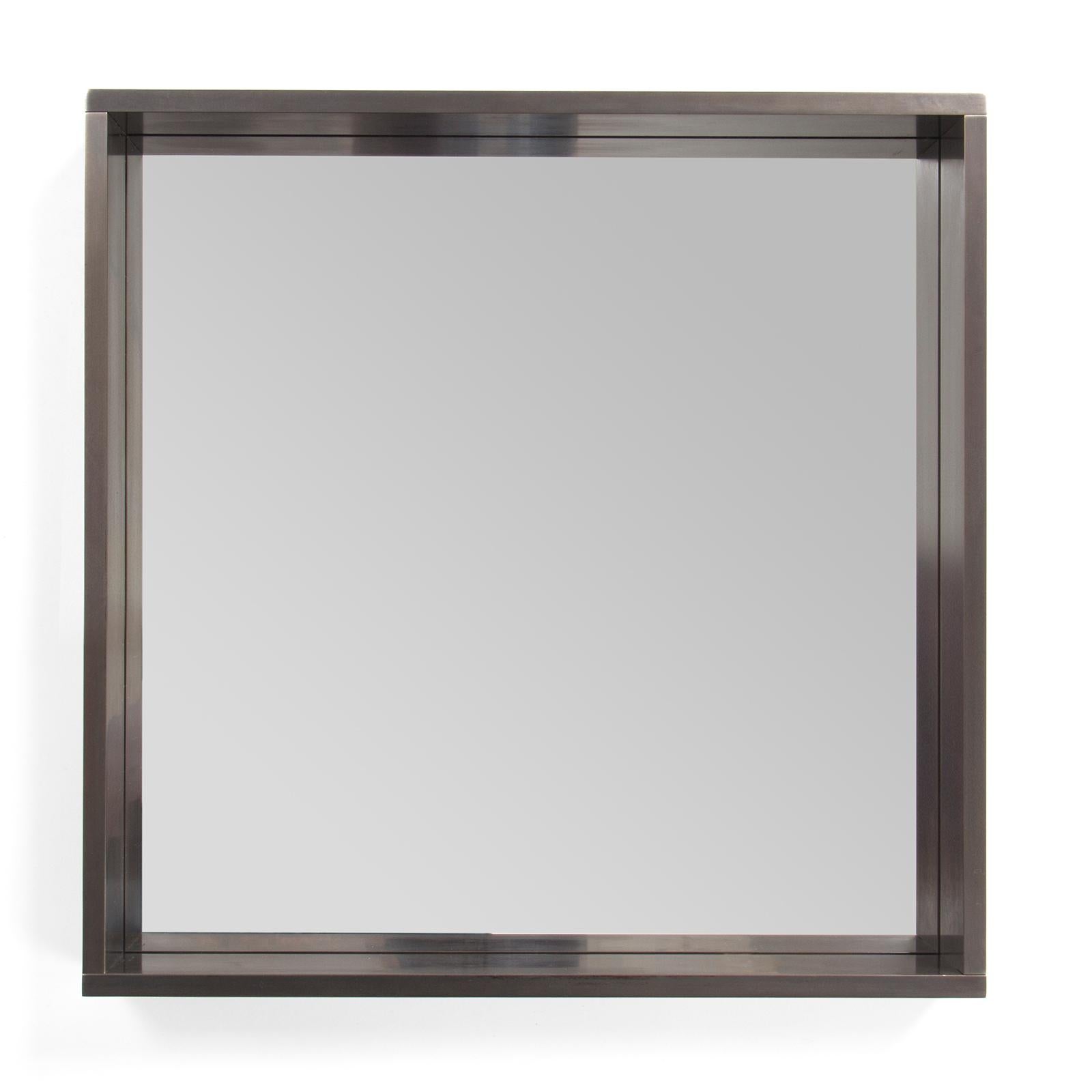 Ein originaler, quadratischer Spiegel von Wyeth mit einem schwalbenschwanzförmigen, geschwärzten Stahlrahmen. Erhältlich in kundenspezifischen Größen.