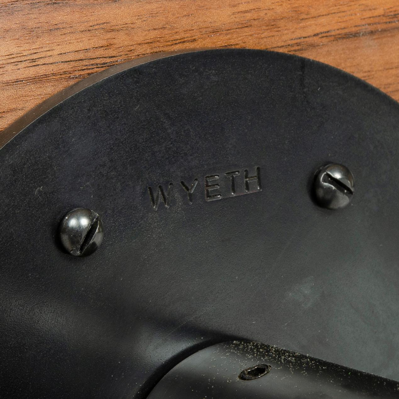 XXIe siècle et contemporain Tabouret de comptoir pivotant avec assise tournée en noyer et acier noirci, fabriqué sur commande en vente