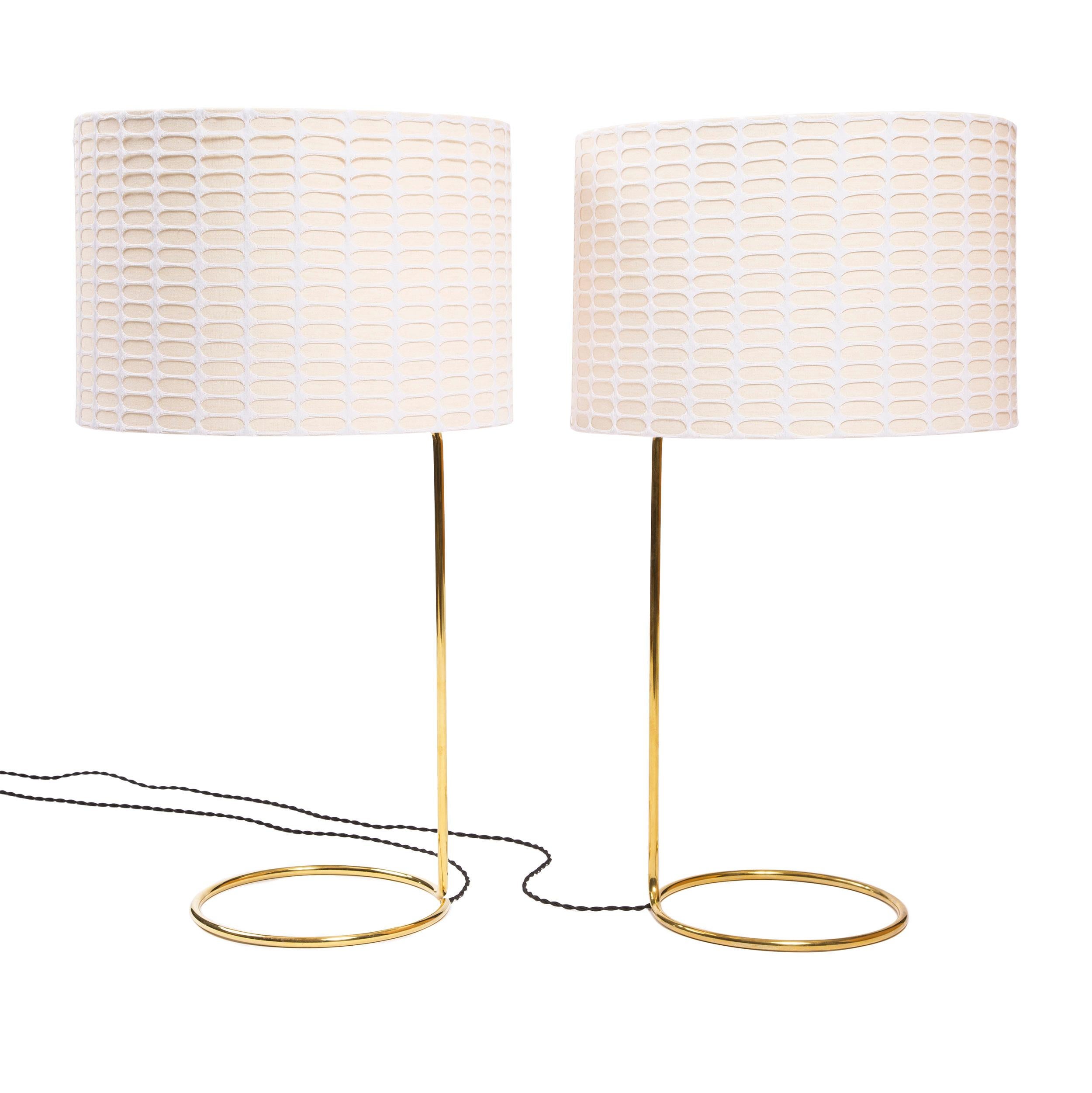Une lampe de table originale de Wyeth, dépouillée et sinueuse, fabriquée à partir d'une bobine continue de tubes de bronze finement calibrés. Disponible en finition bronze poli, brossé, foncé ou noirci. Produit par le Wyeth Studio à New York.