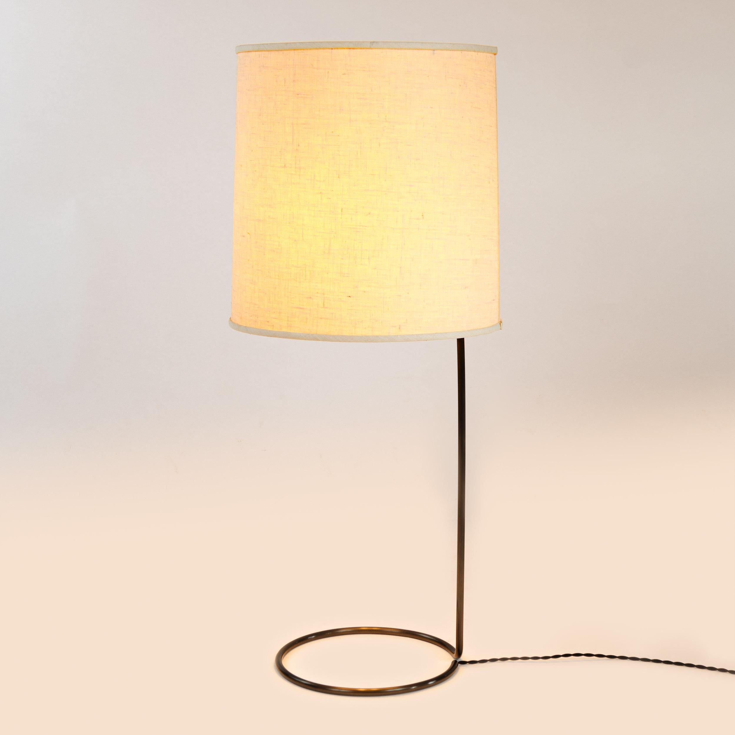 Une lampe de table dépouillée et sinueuse, fabriquée à partir d'une bobine continue de tubes de bronze noirci finement calibrés. Disponible en finition polie, brossée, patinée ou noircie. Délai de livraison : 6 à 8 semaines. Fabriqué par le Wyeth