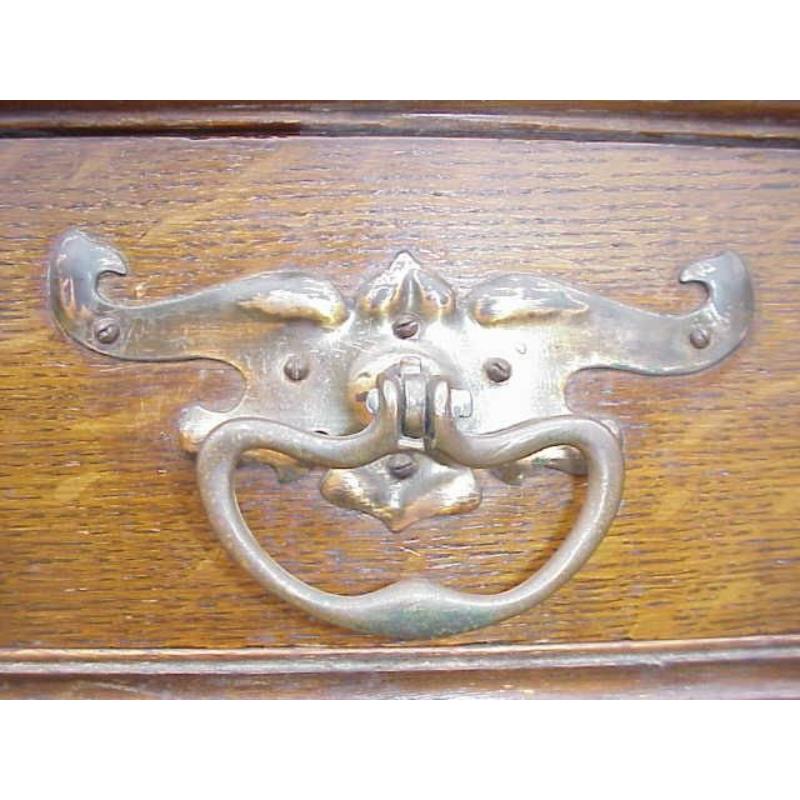 Wylie & Lochhead. Una credenza in stile Arts and Crafts Glasgow di buona qualità in Oak. in vendita 5