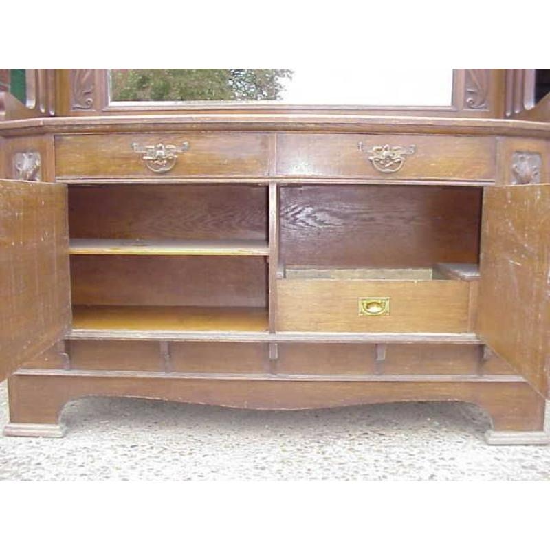 Wylie & Lochhead. Una credenza in stile Arts and Crafts Glasgow di buona qualità in Oak. In condizioni buone in vendita a London, GB