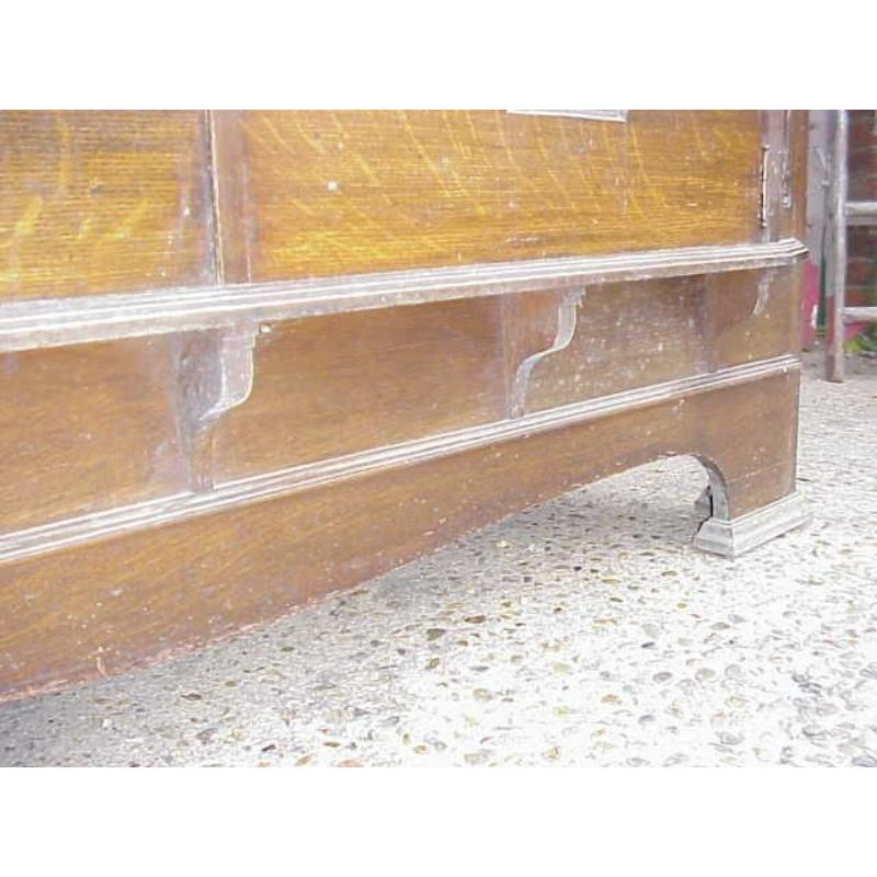 Inizio XX secolo Wylie & Lochhead. Una credenza in stile Arts and Crafts Glasgow di buona qualità in Oak. in vendita