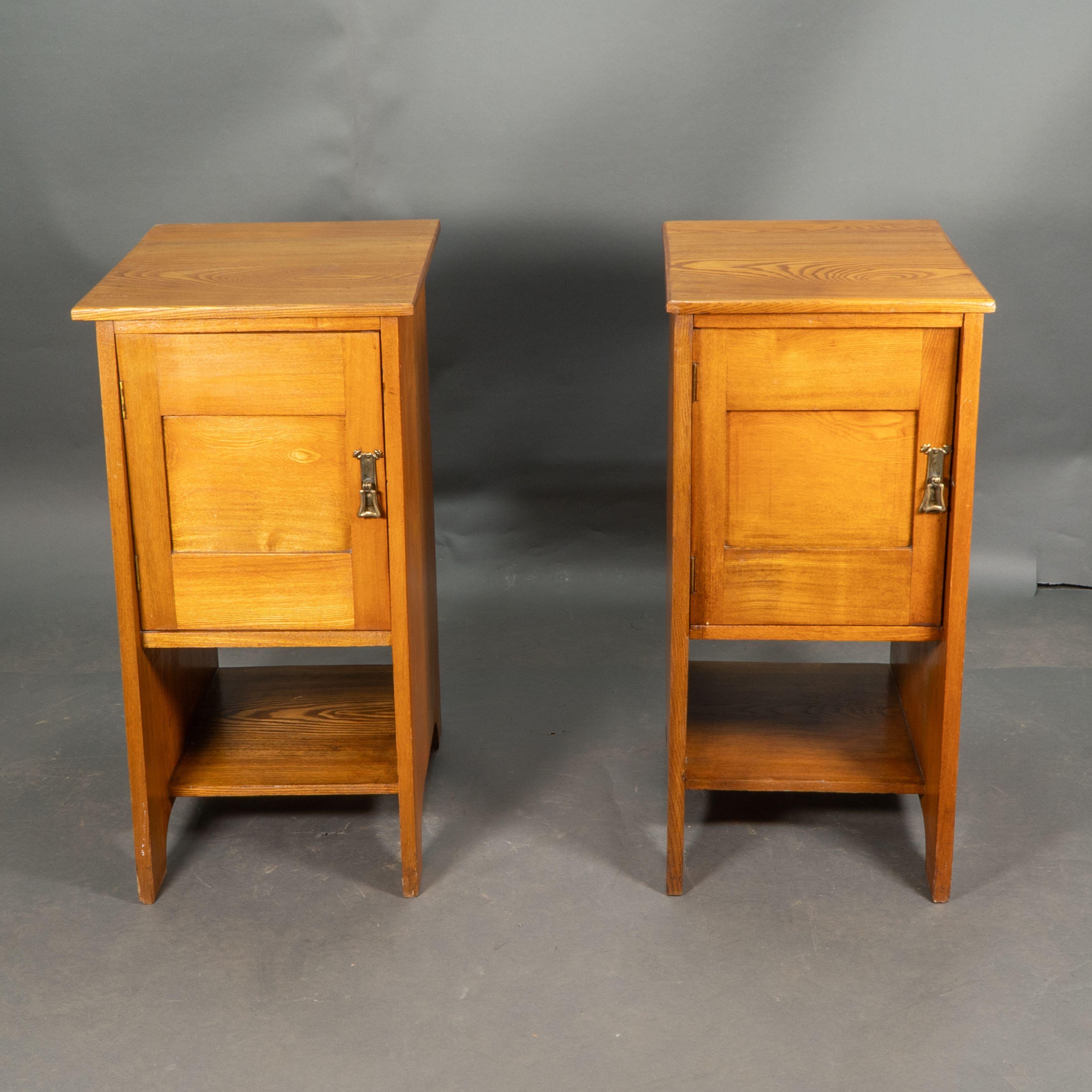 Wylie and Lochhead. A pair of Arts and Crafts Ash bedside cabinets For Sale 5