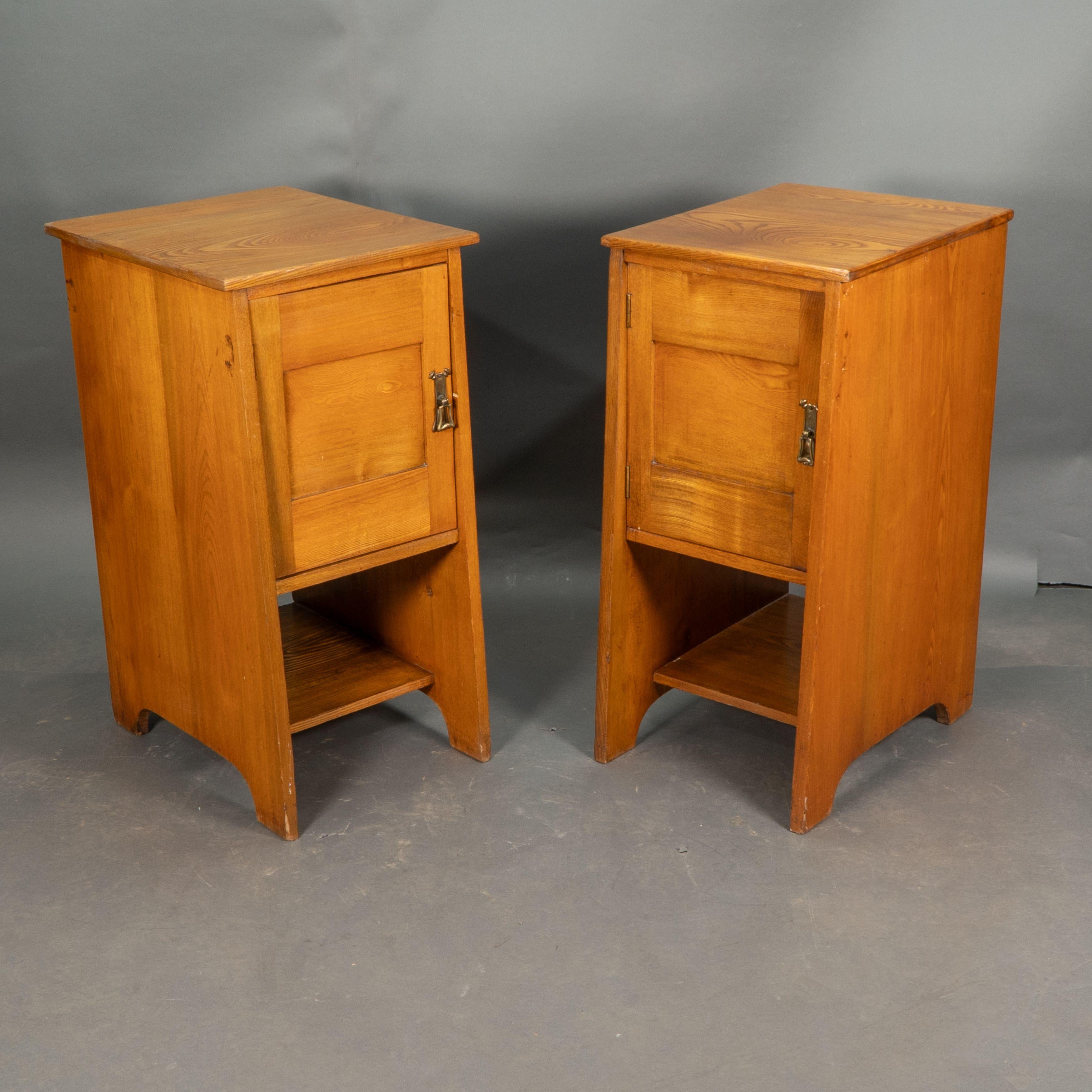 Wylie and Lochhead. A pair of Arts and Crafts Ash bedside cabinets For Sale 6