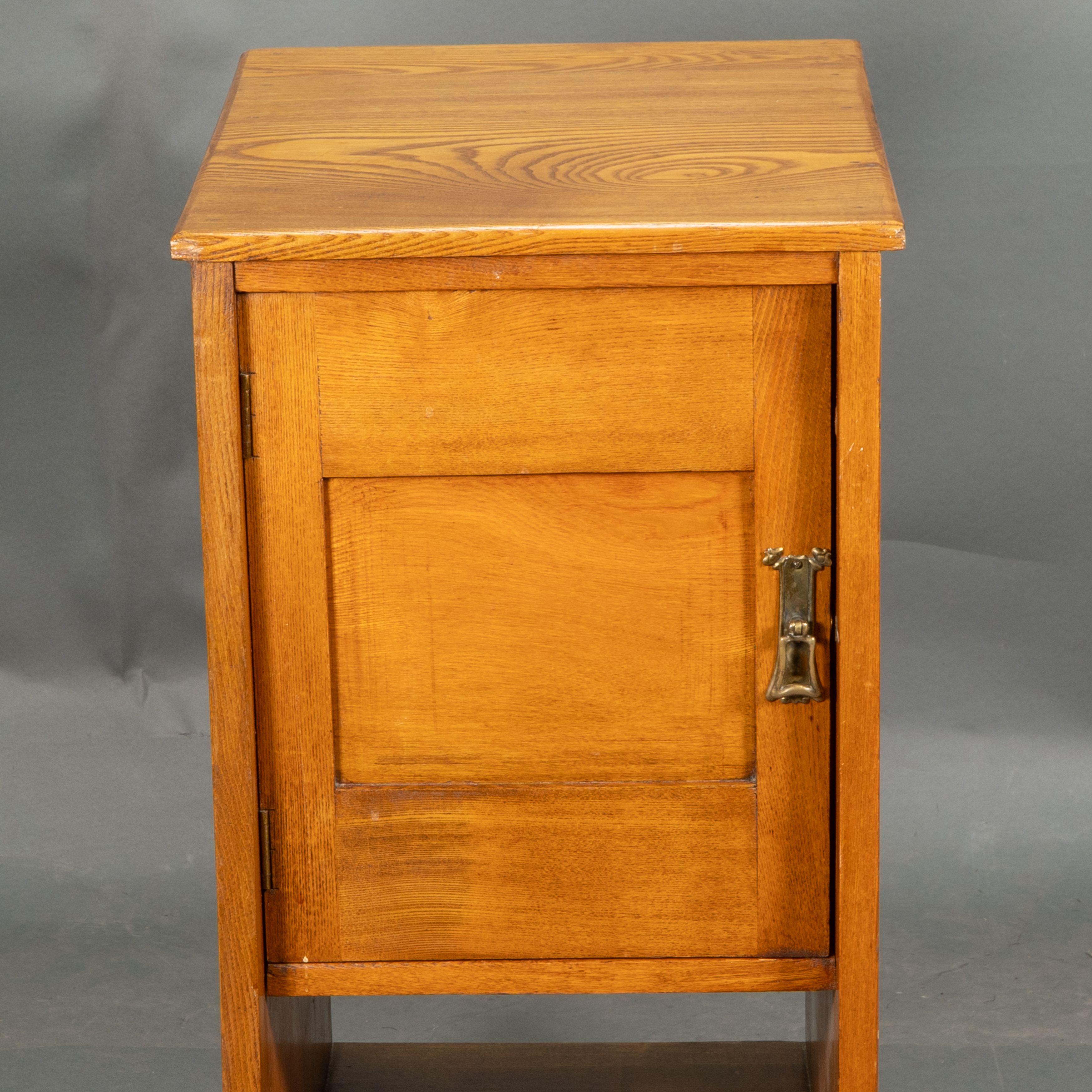 Wylie and Lochhead. A pair of Arts and Crafts Ash bedside cabinets For Sale 7