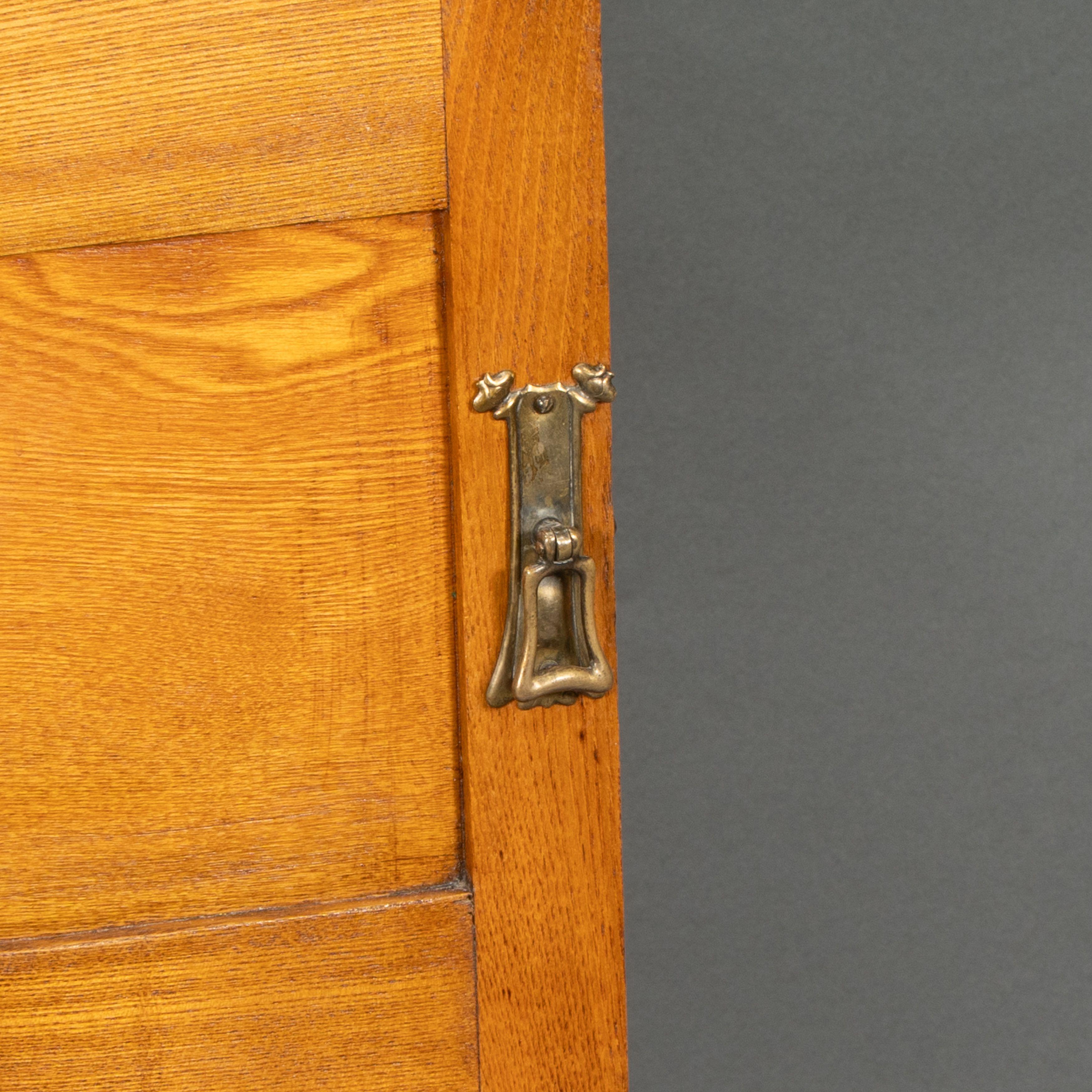 Wylie and Lochhead. A pair of Arts and Crafts Ash bedside cabinets For Sale 10