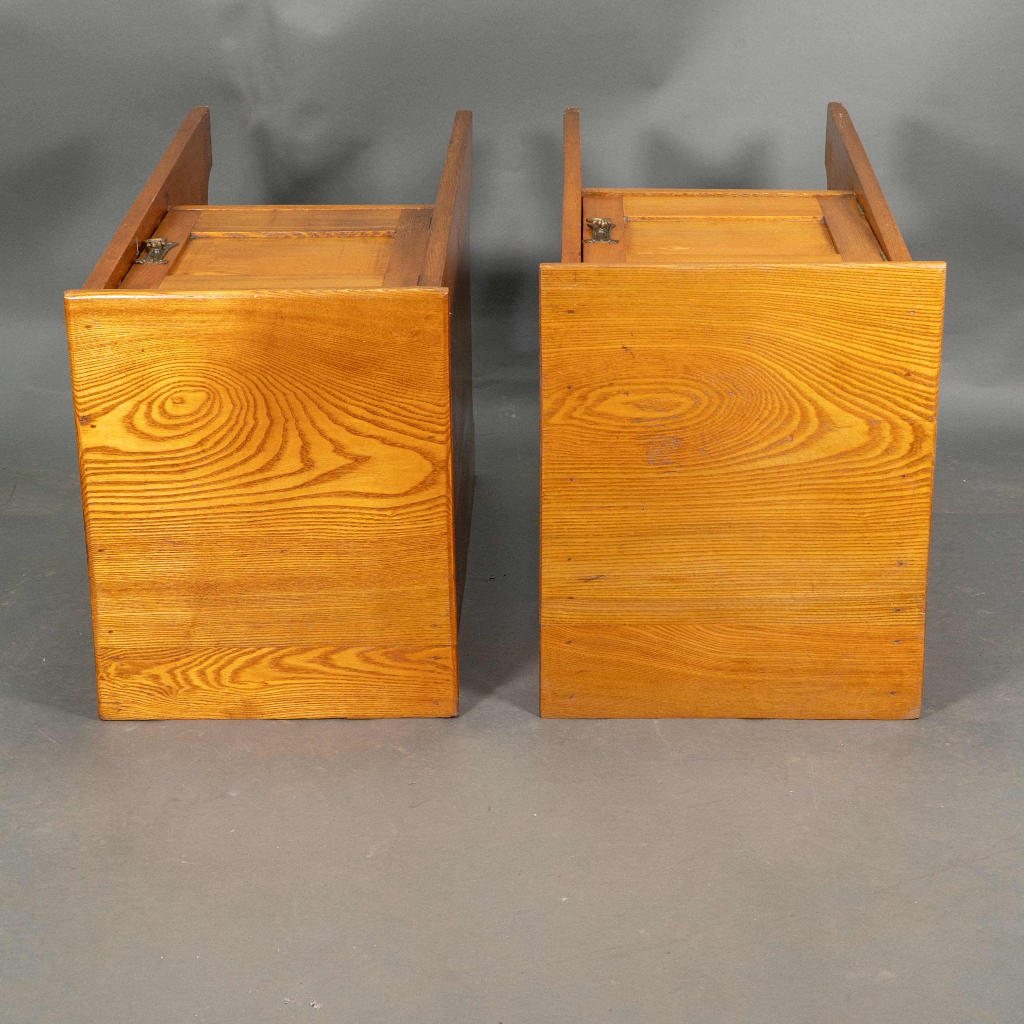 Wylie and Lochhead. A pair of Arts and Crafts Ash bedside cabinets For Sale 11