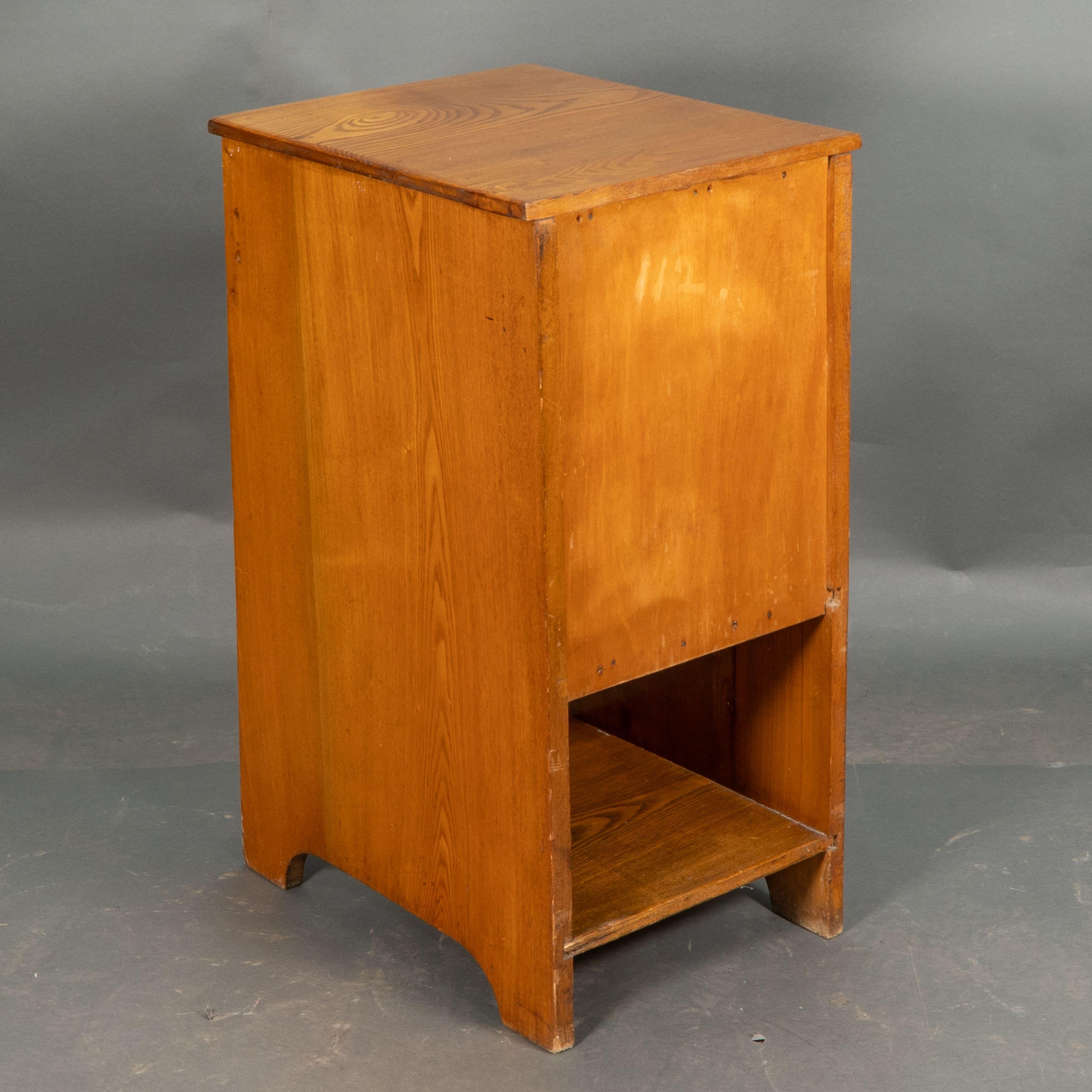 Wylie and Lochhead. A pair of Arts and Crafts Ash bedside cabinets In Good Condition For Sale In London, GB