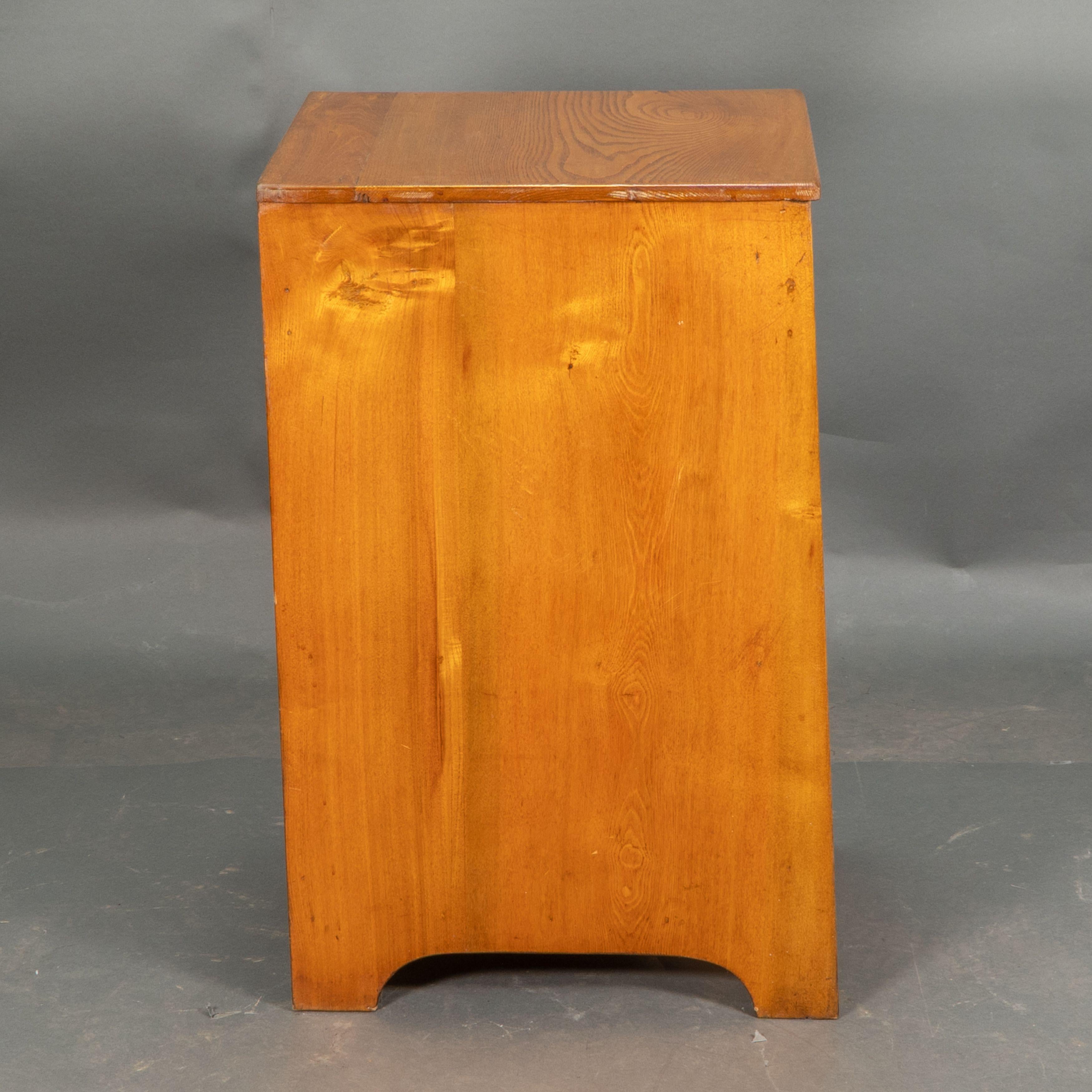 Wylie and Lochhead. A pair of Arts and Crafts Ash bedside cabinets For Sale 2