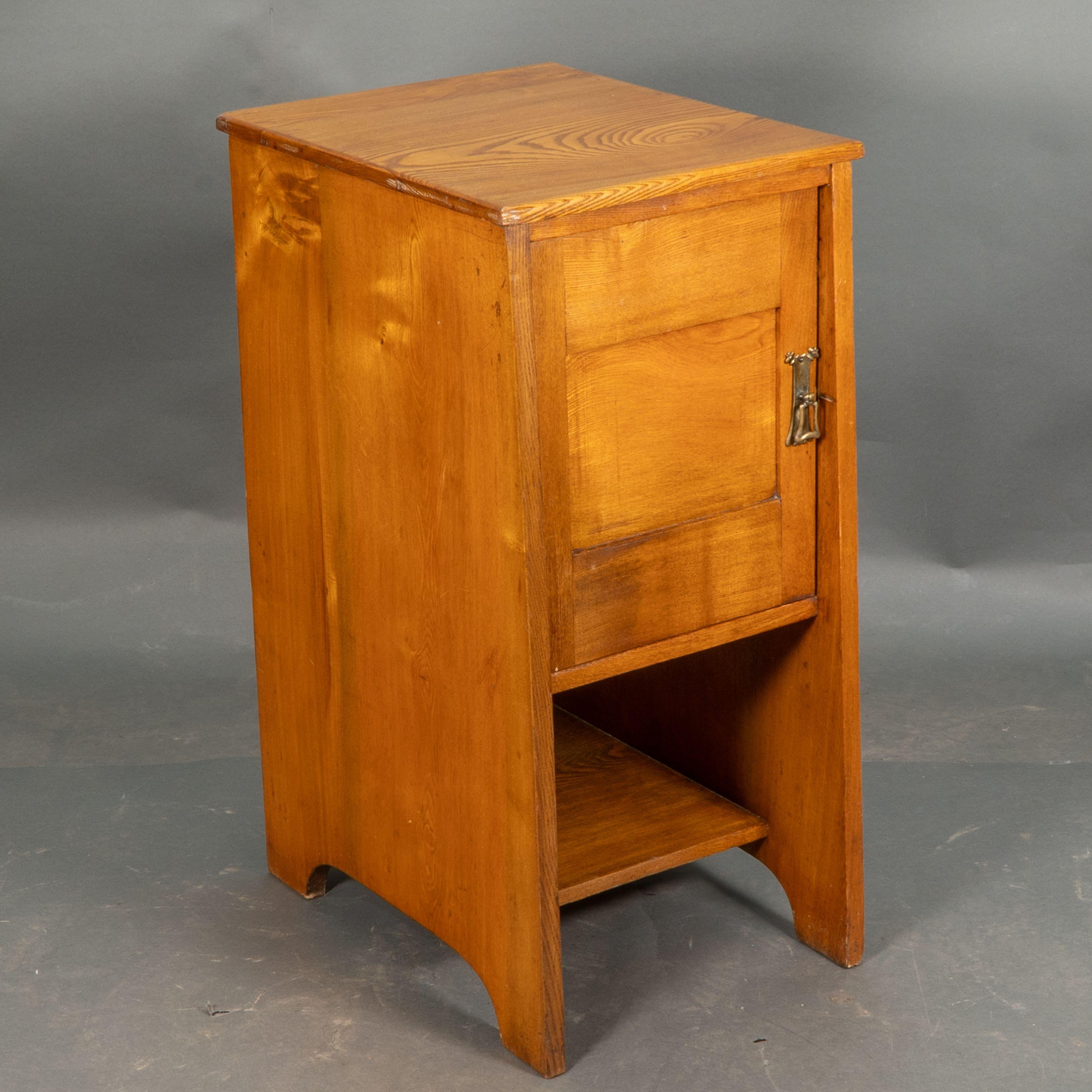 Wylie and Lochhead. A pair of Arts and Crafts Ash bedside cabinets For Sale 3