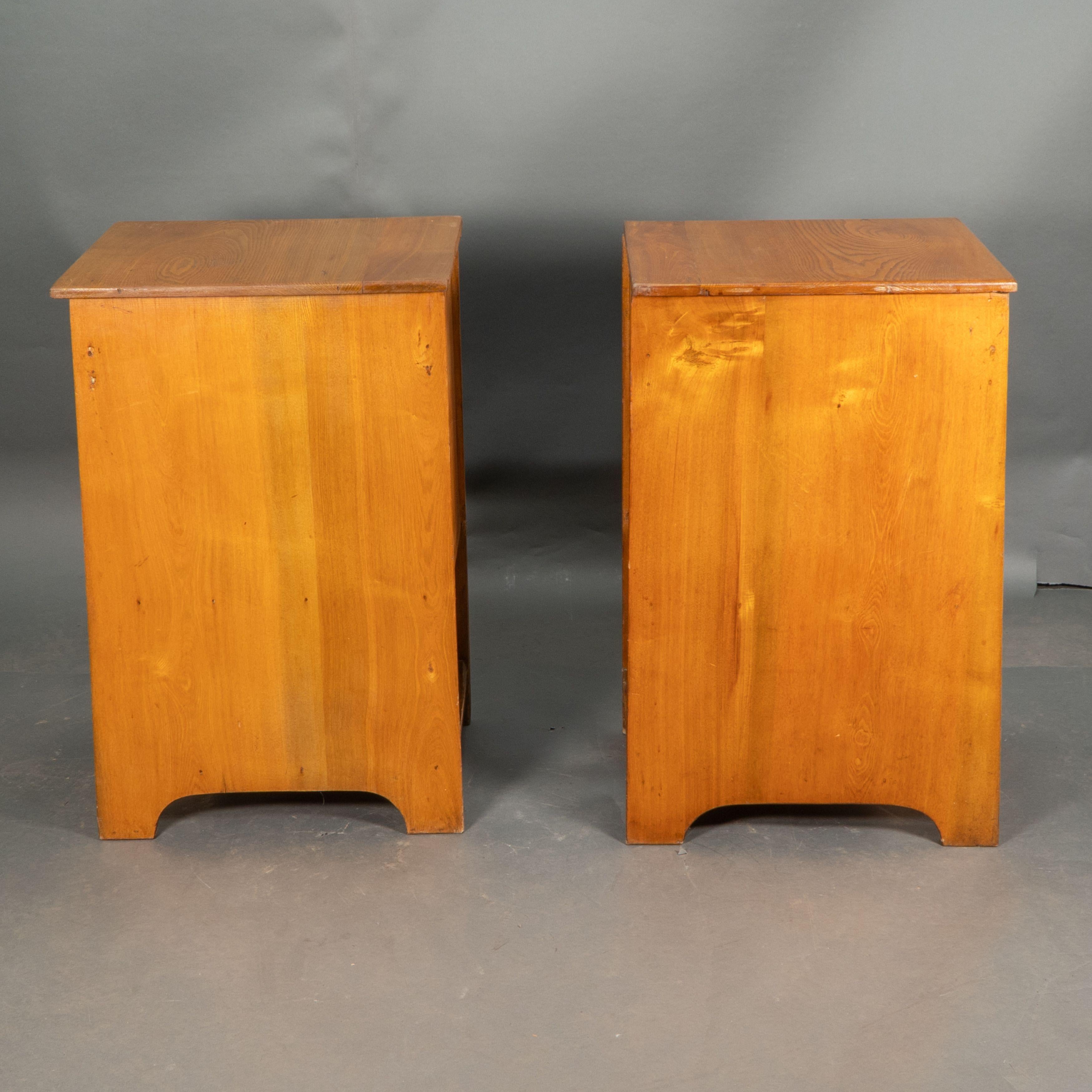 Wylie and Lochhead. A pair of Arts and Crafts Ash bedside cabinets For Sale 4