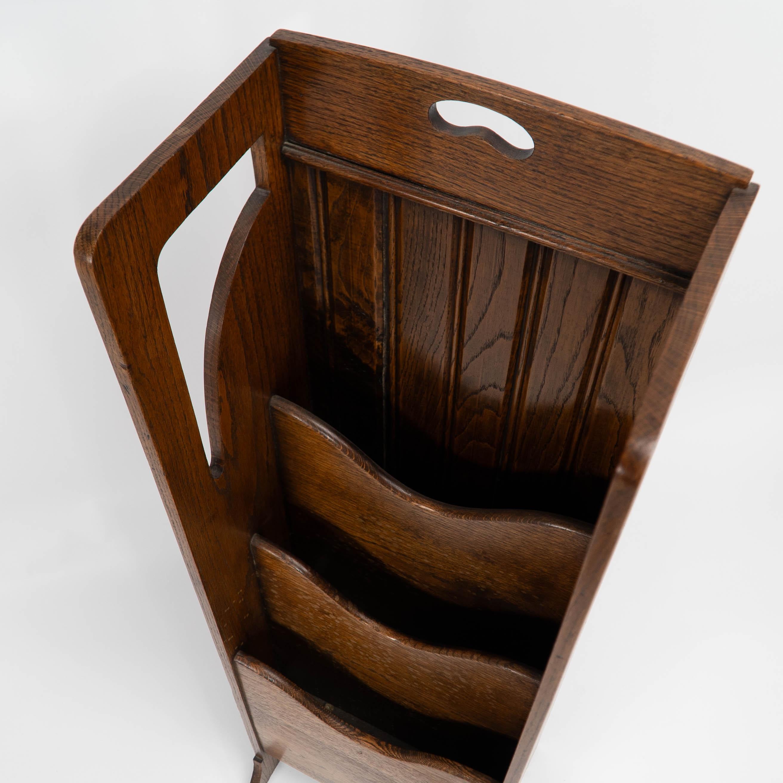 Wylie & Lochhead attribuiti. Un portariviste in rovere in stile Glasgow Arts and Crafts in vendita 4