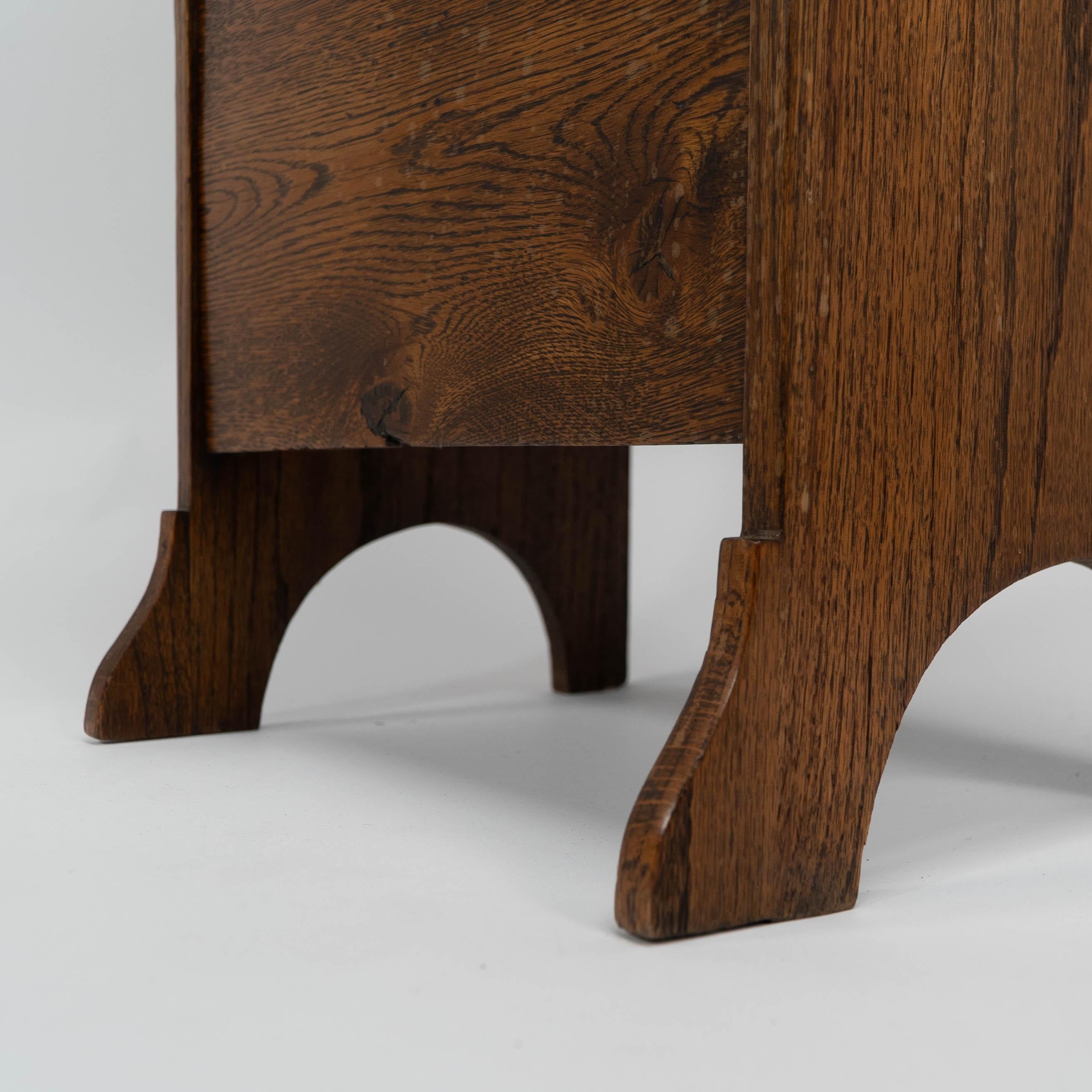 Wylie & Lochhead attribuiti. Un portariviste in rovere in stile Glasgow Arts and Crafts in vendita 5