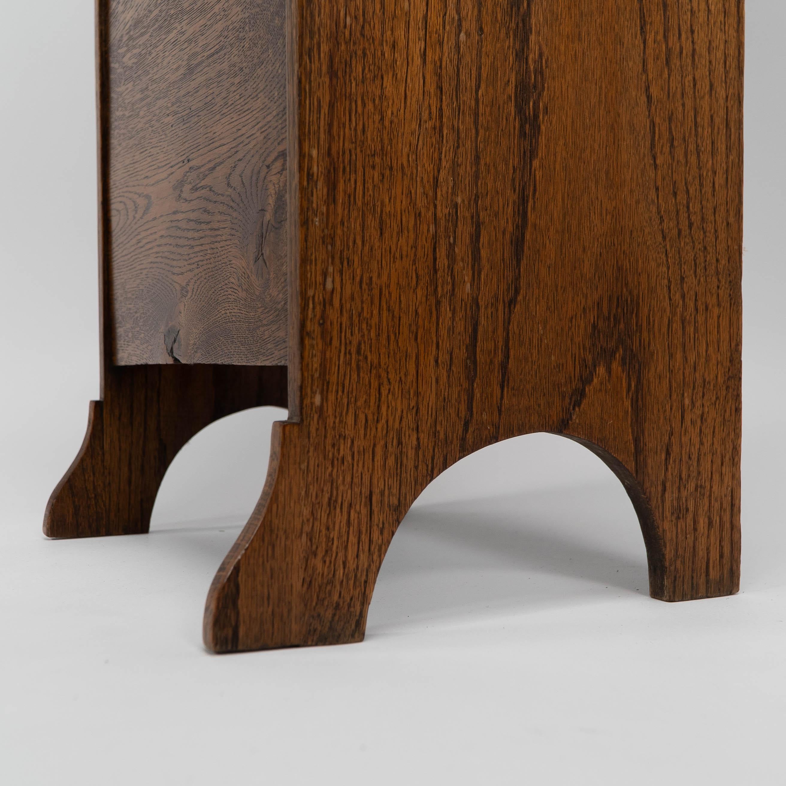 Wylie & Lochhead attribuiti. Un portariviste in rovere in stile Glasgow Arts and Crafts in vendita 6