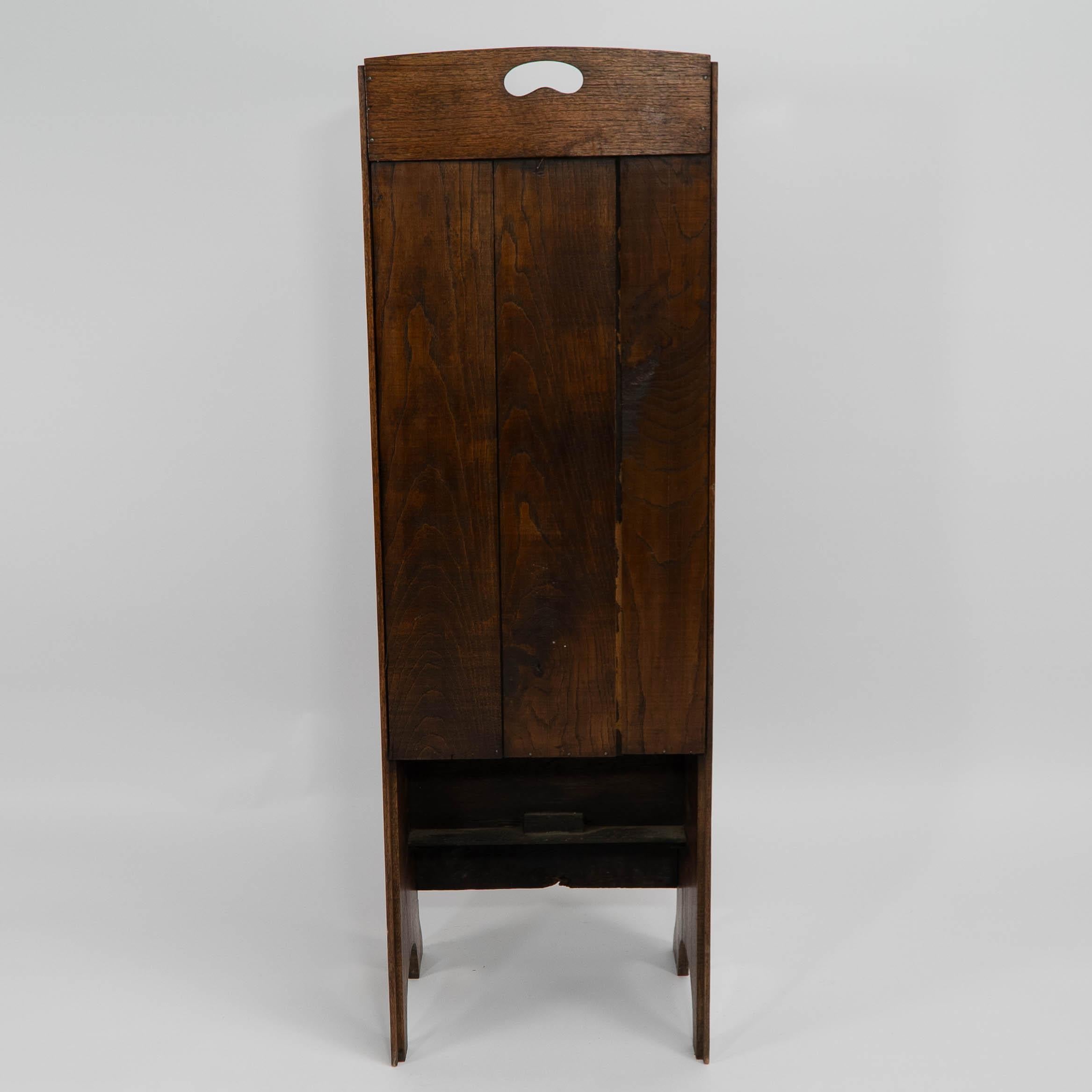 Wylie & Lochhead attribuiti. Un portariviste in rovere in stile Glasgow Arts and Crafts in vendita 7