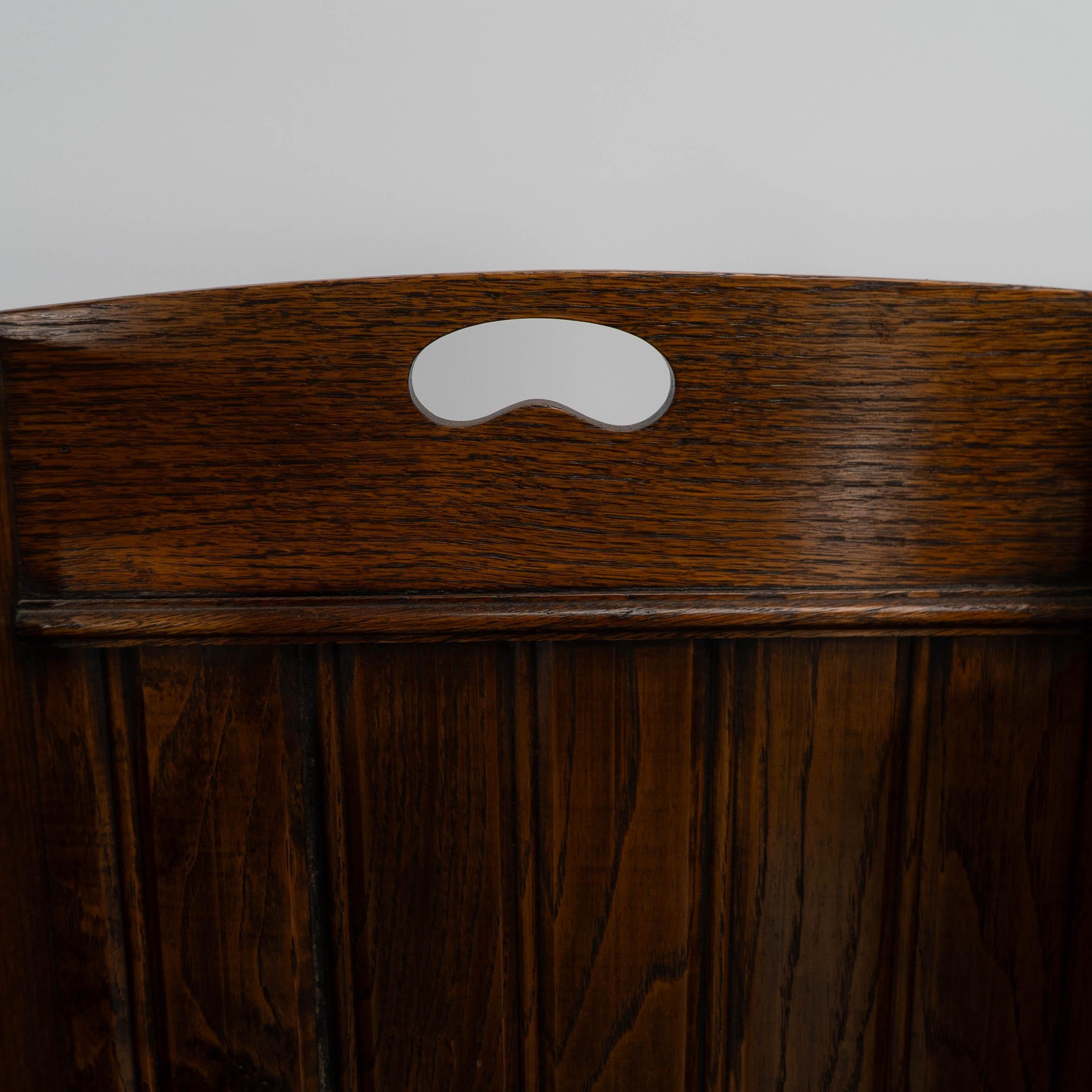 Inizio XX secolo Wylie & Lochhead attribuiti. Un portariviste in rovere in stile Glasgow Arts and Crafts in vendita