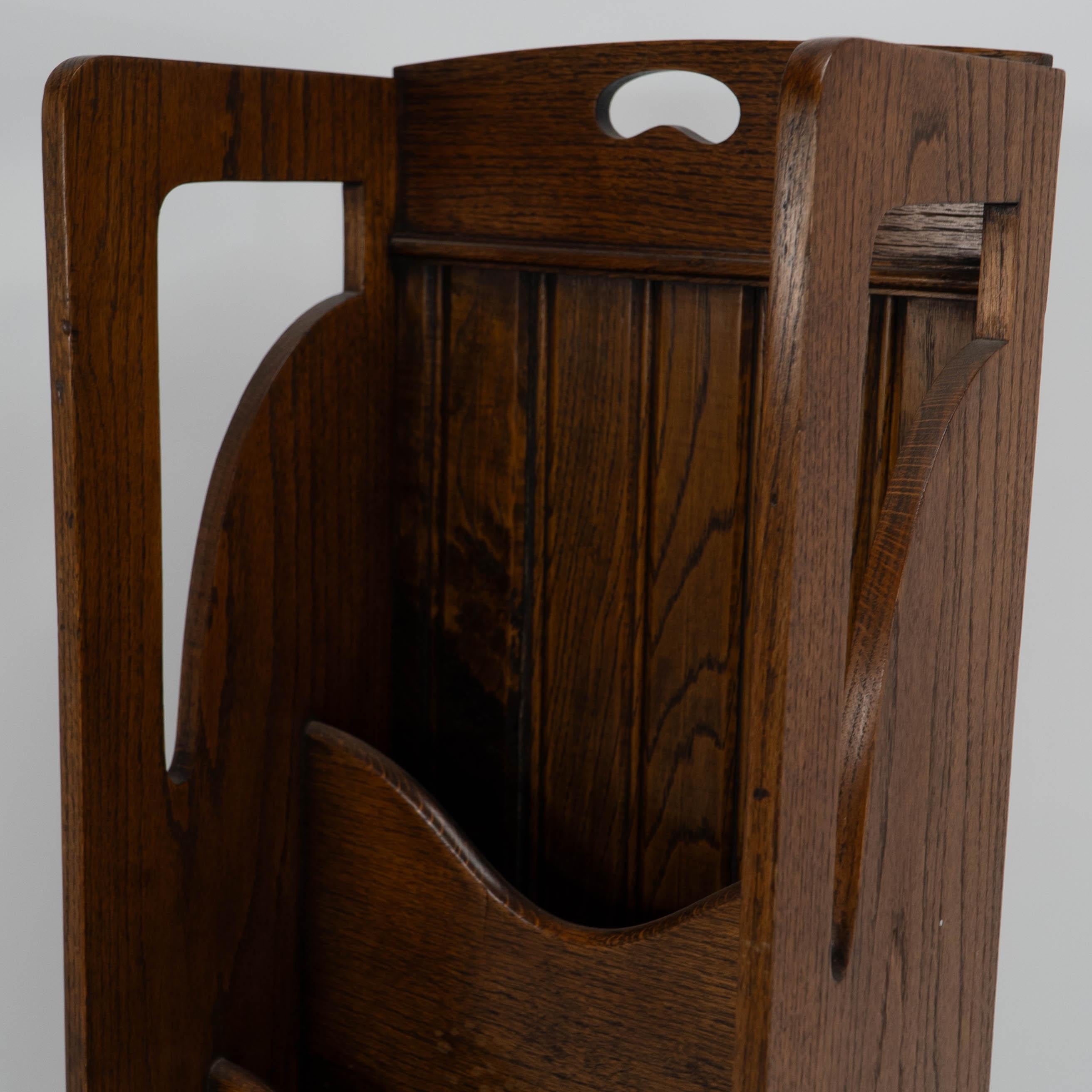 Wylie & Lochhead attribuiti. Un portariviste in rovere in stile Glasgow Arts and Crafts in vendita 1