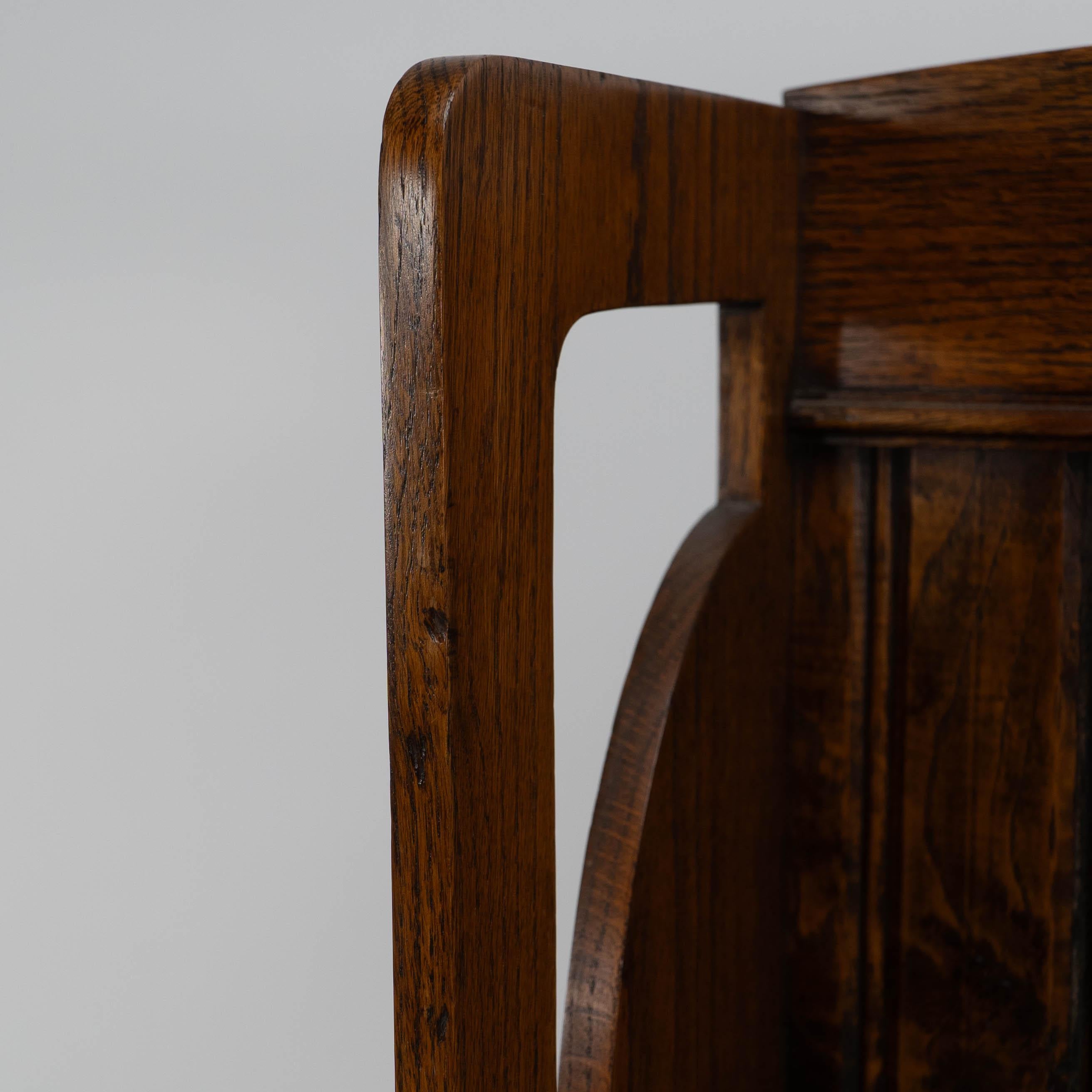 Wylie & Lochhead attribuiti. Un portariviste in rovere in stile Glasgow Arts and Crafts in vendita 2