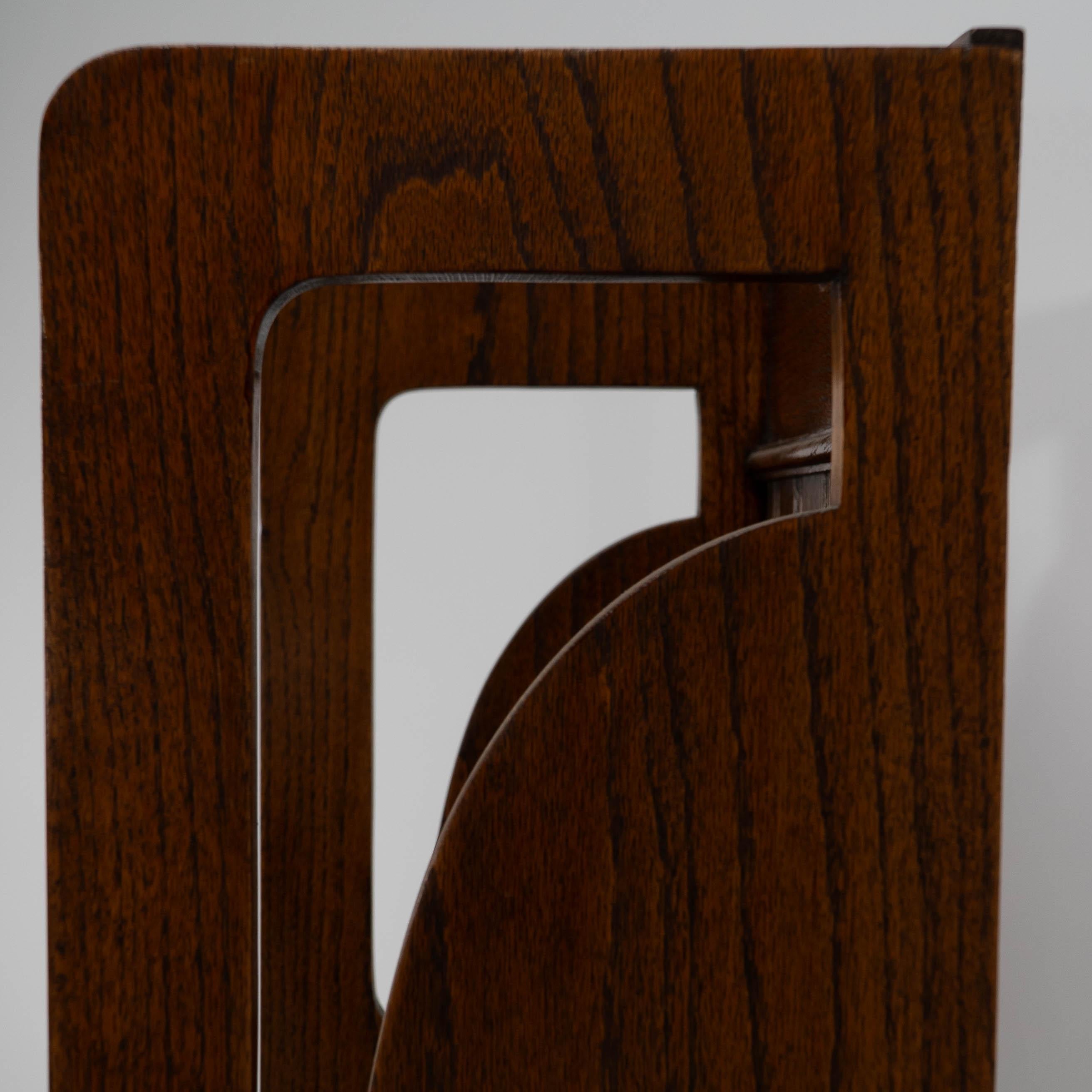 Wylie & Lochhead attribuiti. Un portariviste in rovere in stile Glasgow Arts and Crafts in vendita 3
