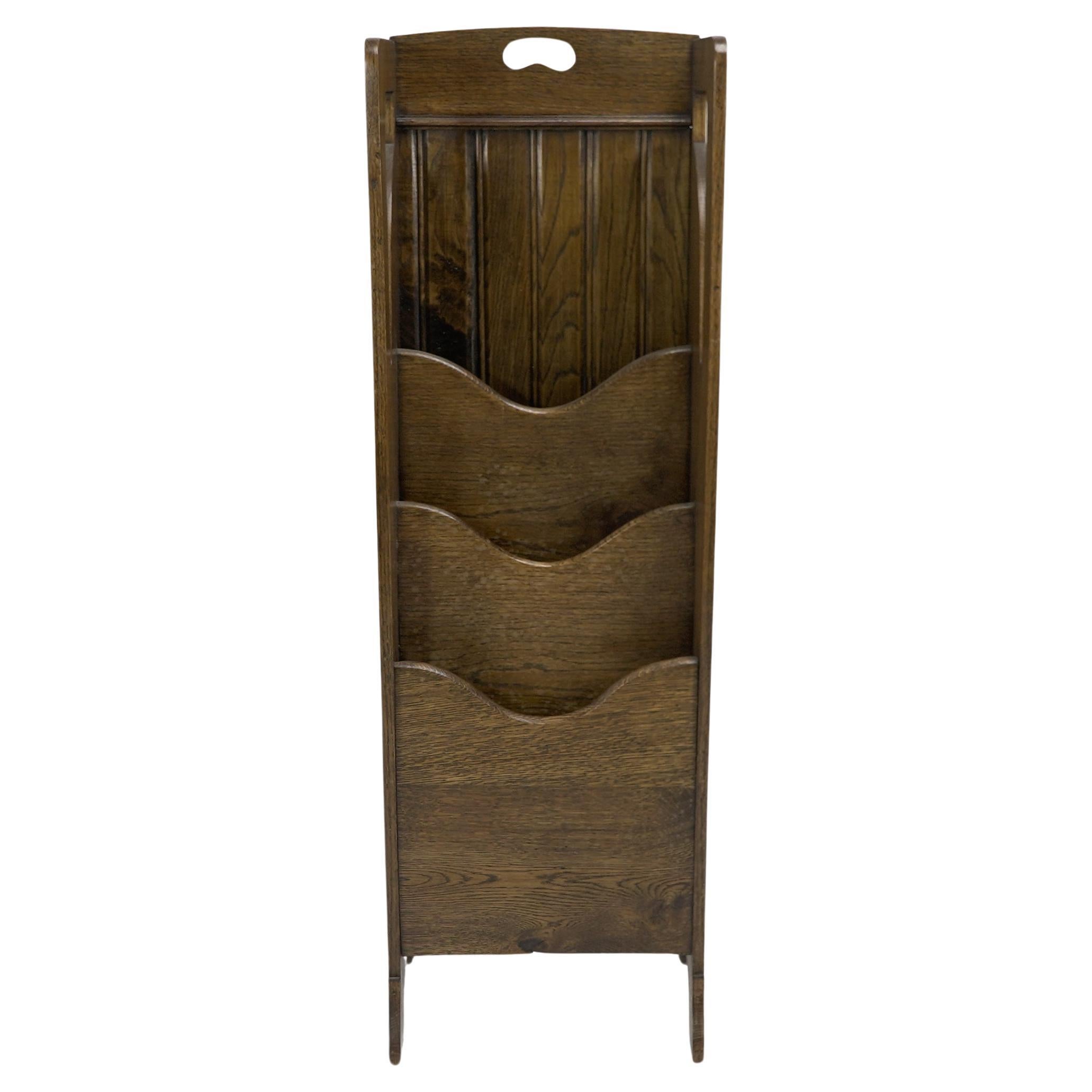 Wylie & Lochhead attribuiti. Un portariviste o portacarte in stile Glasgow Arts and Crafts in quercia con scomparti a cascata e tagli stilizzati sulla parte superiore.