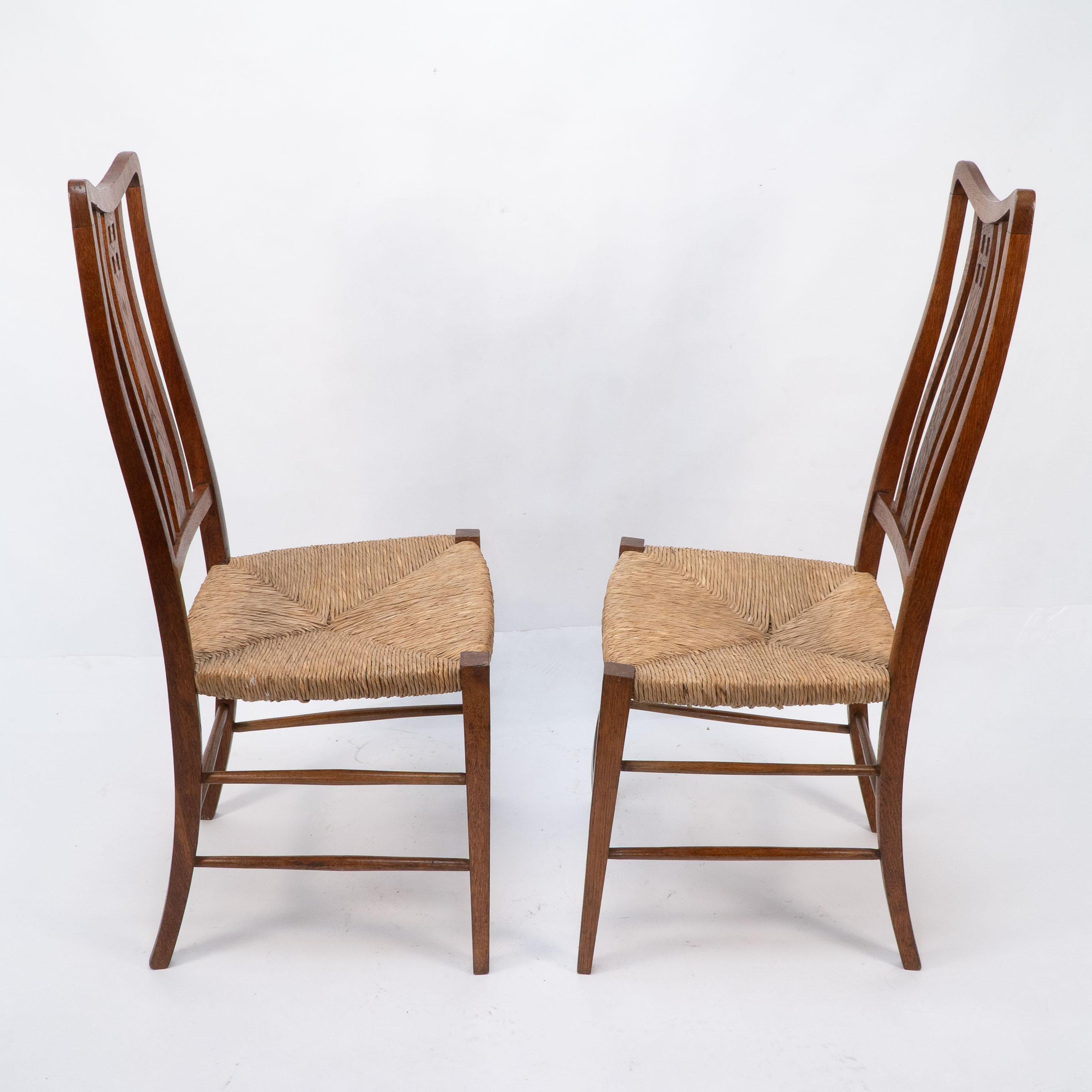Arts and Crafts Wylie et Lochhead (atribué). Paire de chaises d'appoint ou de chambre à coucher en jonc en vente