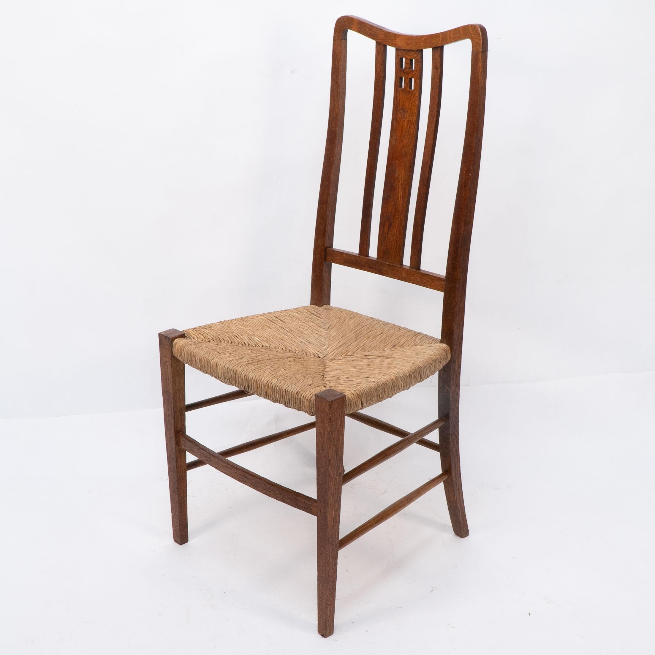 Début du 20ème siècle Wylie et Lochhead (atribué). Paire de chaises d'appoint ou de chambre à coucher en jonc en vente