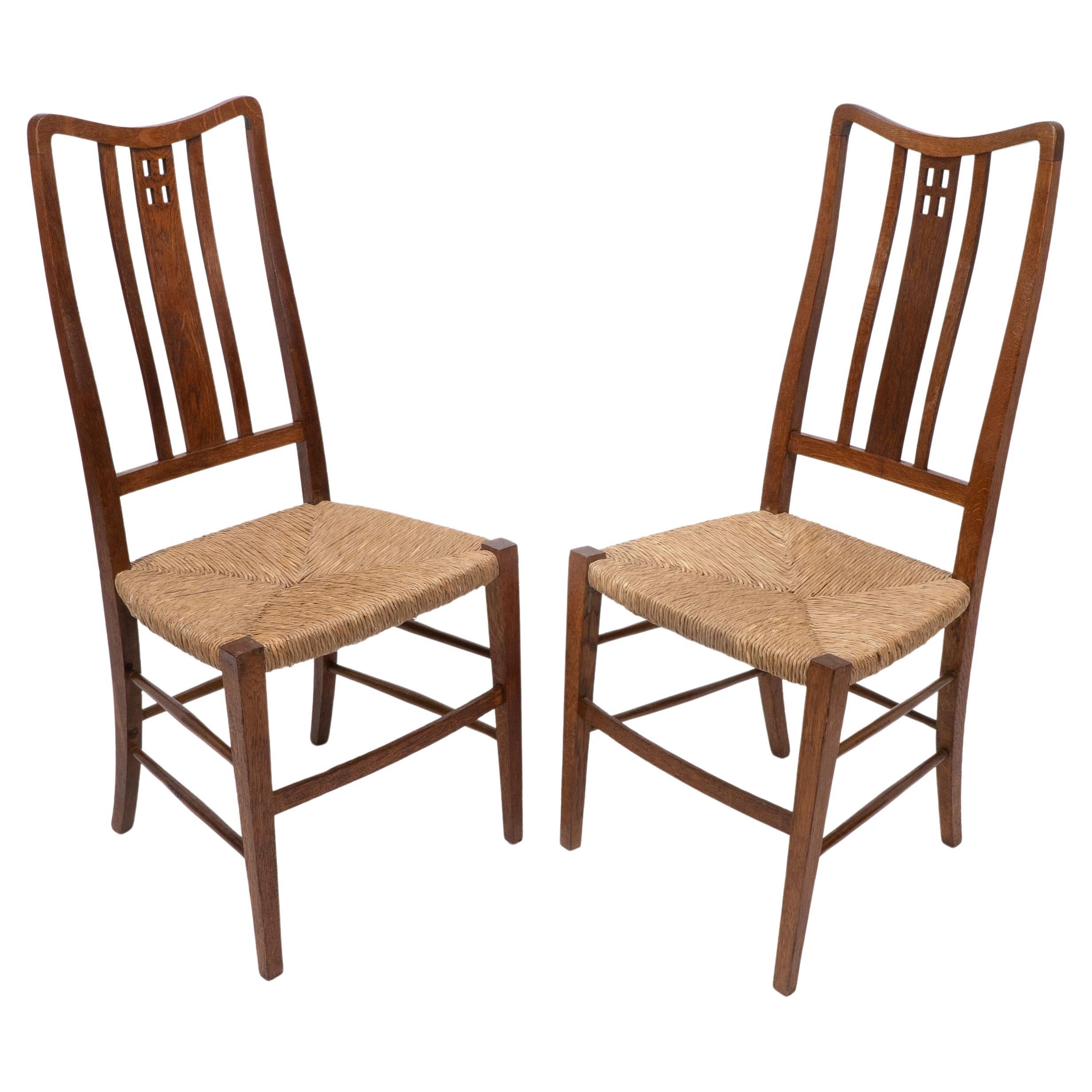 Wylie & Lochhead (atribuido). Un par de sillas laterales o de dormitorio con asiento de junco