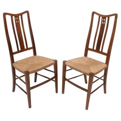 Wylie & Lochhead (zugeschrieben). Ein Paar sitzende Beistell- oder Schlafzimmerstühle aus Binsen