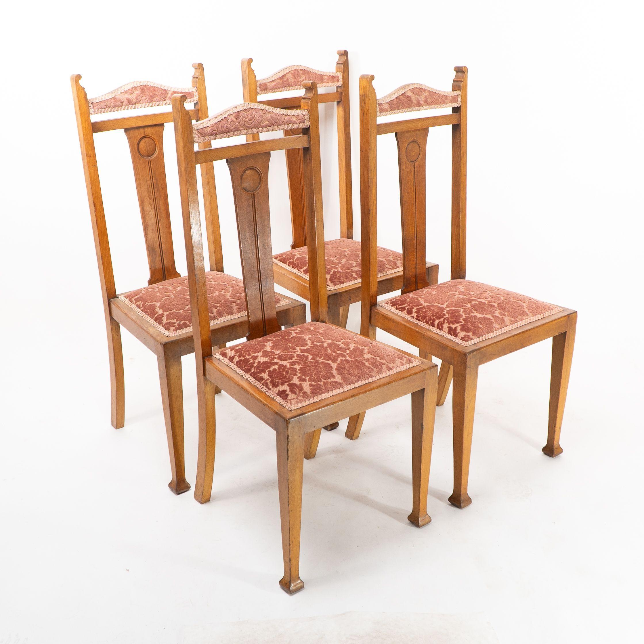 Wylie and Lochhead Glasgow. A set of six Arts and Crafts oak dining chairs In Good Condition For Sale In London, GB