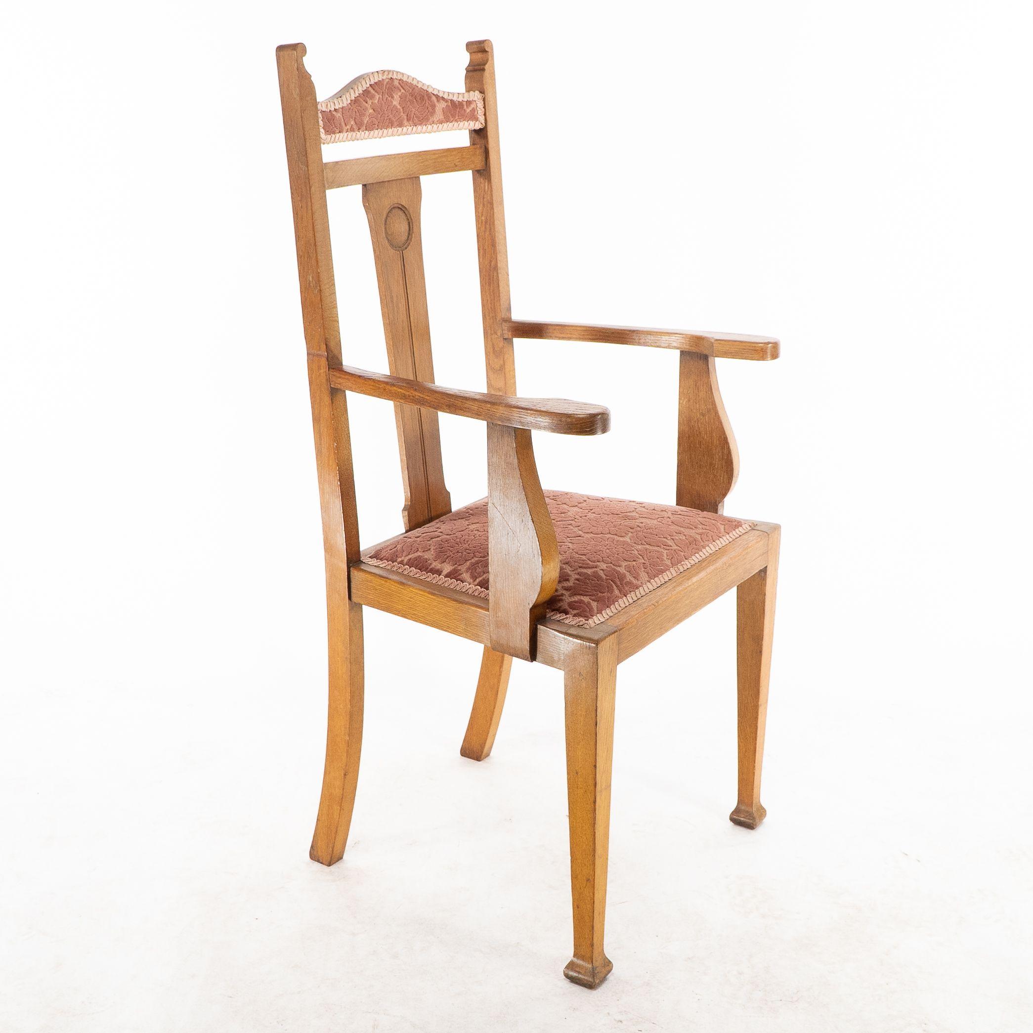 Early 20th Century Wylie and Lochhead Glasgow. A set of six Arts and Crafts oak dining chairs For Sale