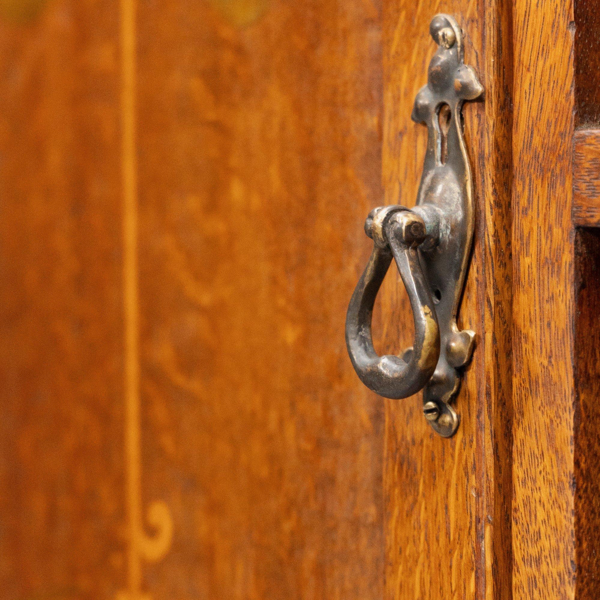 Wylie and Lochhead, in the style of. Arts and Crafts oak bookcase with cupboard For Sale 13