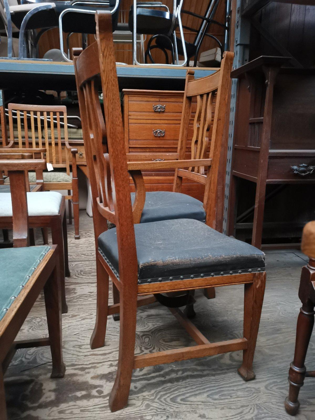 Wylie & Lochhead a Set of Five Scottish Arts & Crafts Oak Dining Chairs '4 + 1' In Good Condition In London, GB