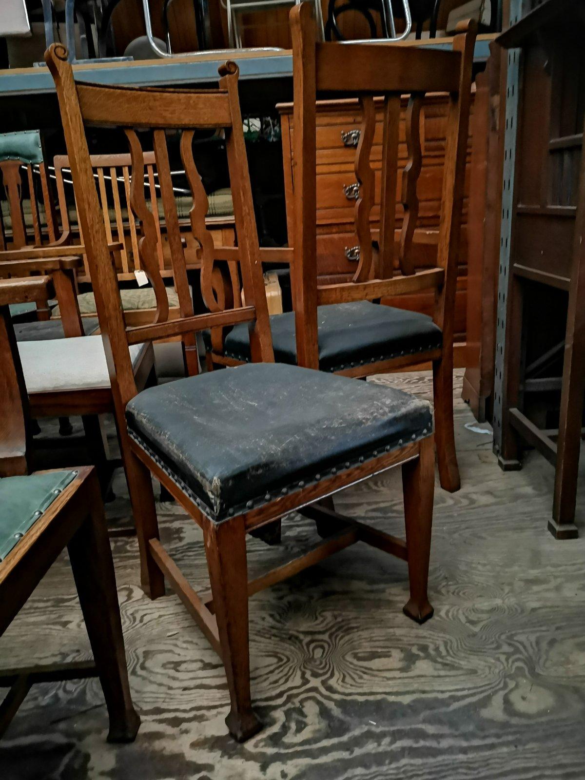 Early 20th Century Wylie & Lochhead a Set of Five Scottish Arts & Crafts Oak Dining Chairs '4 + 1'