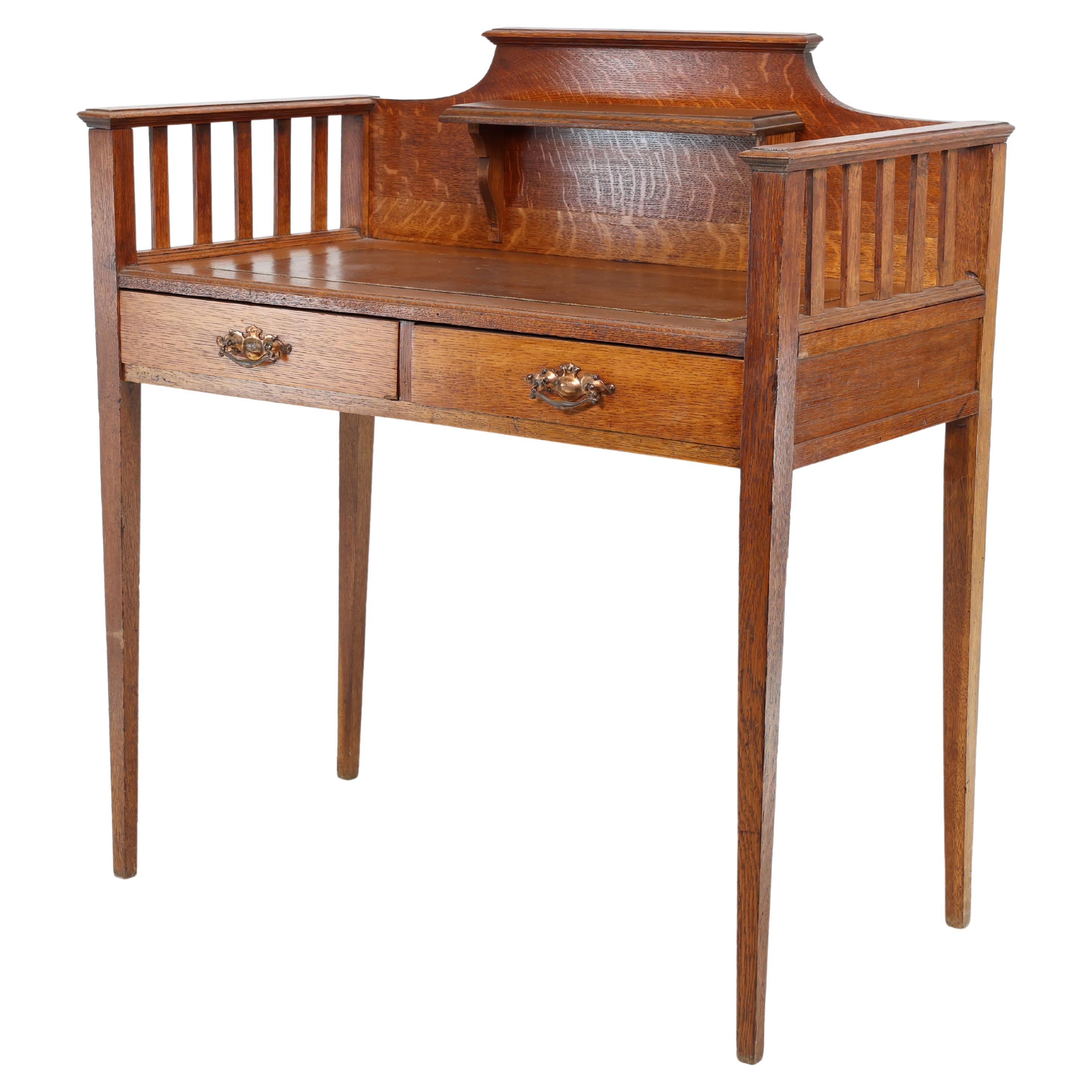 Attribuito a Wylie & Lochhead. Scrivania in rovere Arts and Crafts con ripiano centrale, fianchi a galleria, maniglie in rame stilizzate, con una nuova area di scrittura in pelle.