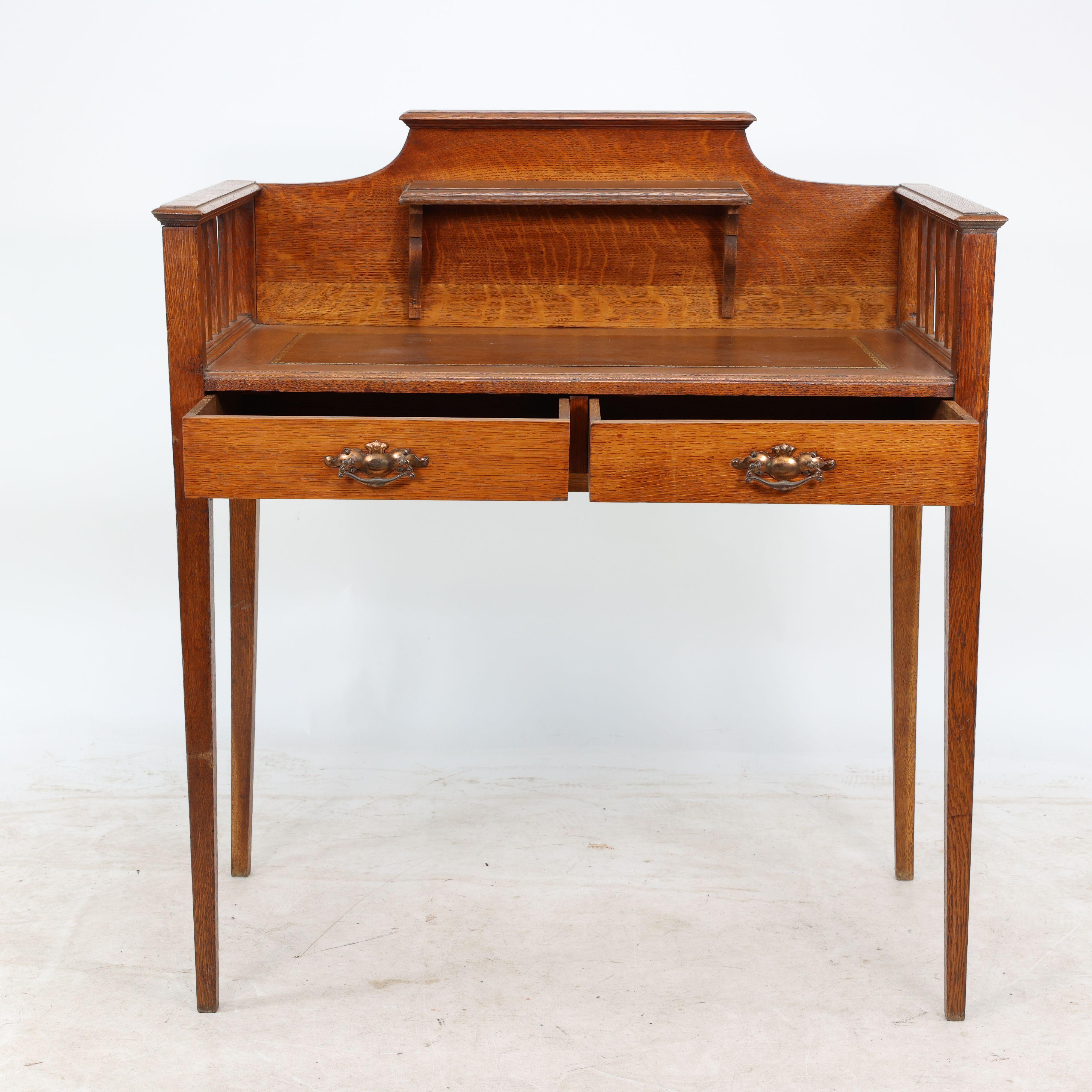 Arts and Crafts Wylie & Lochhead attri. Una scrivania in quercia Arts & Crafts con una nuova area di scrittura in pelle in vendita