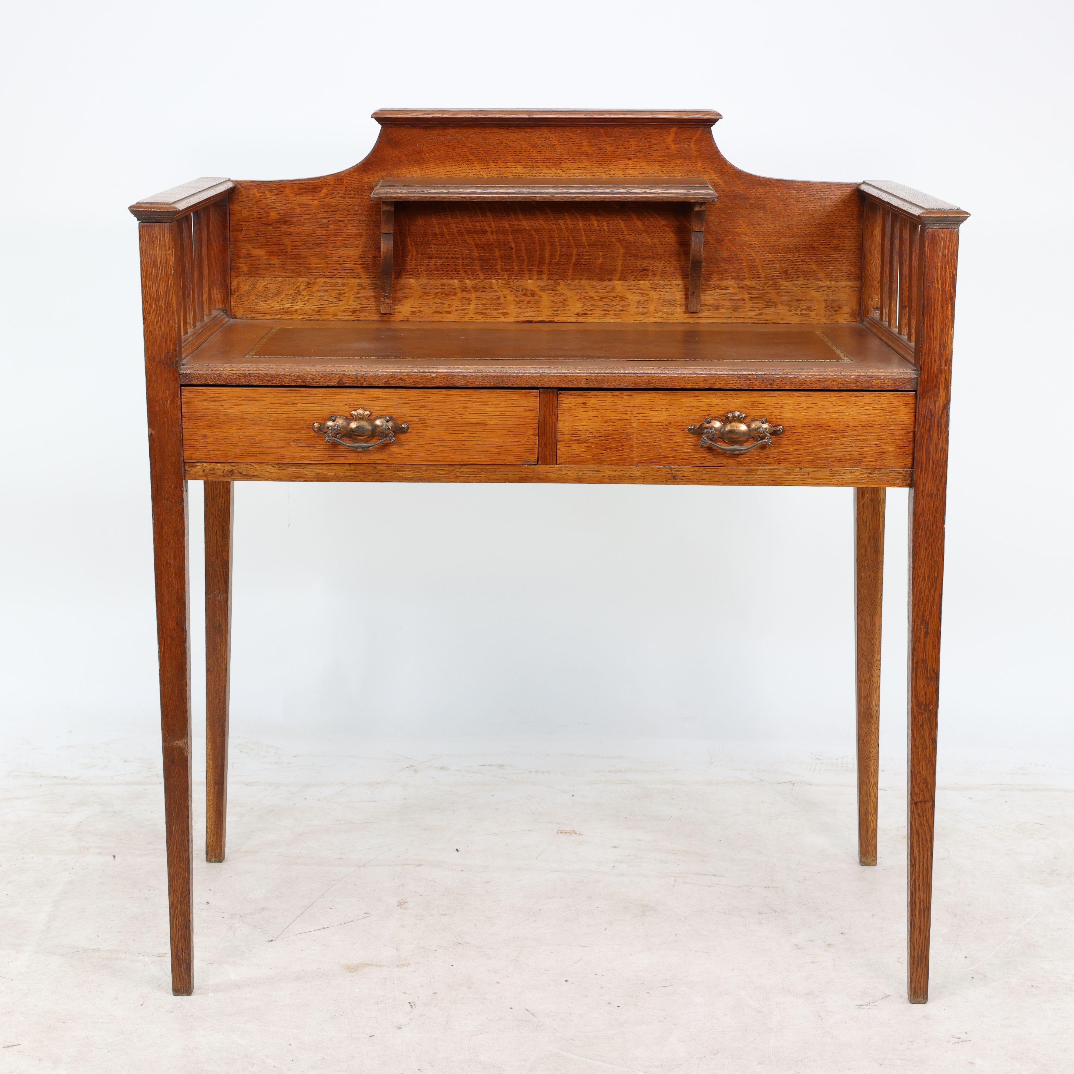 Inglese Wylie & Lochhead attri. Una scrivania in quercia Arts & Crafts con una nuova area di scrittura in pelle in vendita