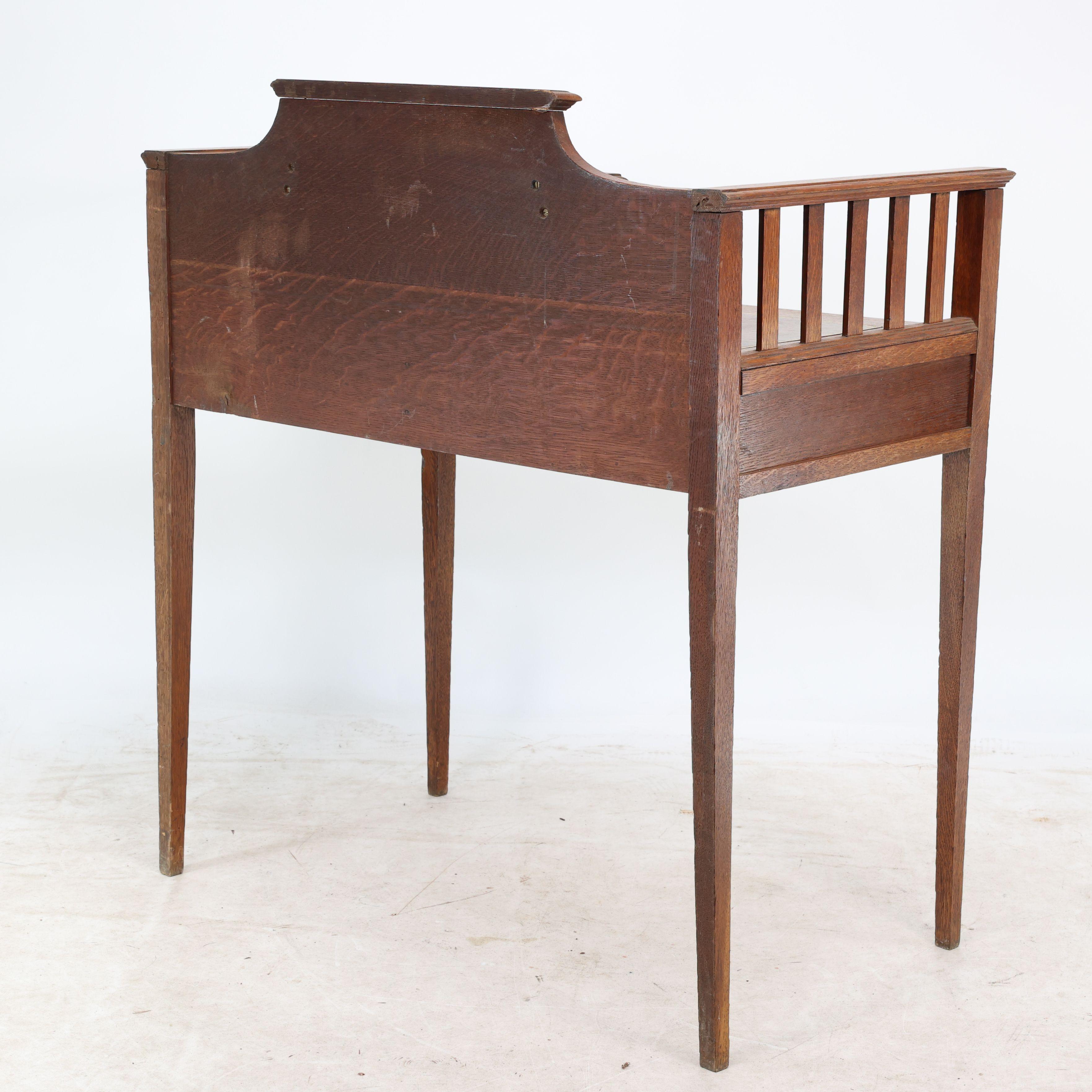 Rame Wylie & Lochhead attri. Una scrivania in quercia Arts & Crafts con una nuova area di scrittura in pelle in vendita