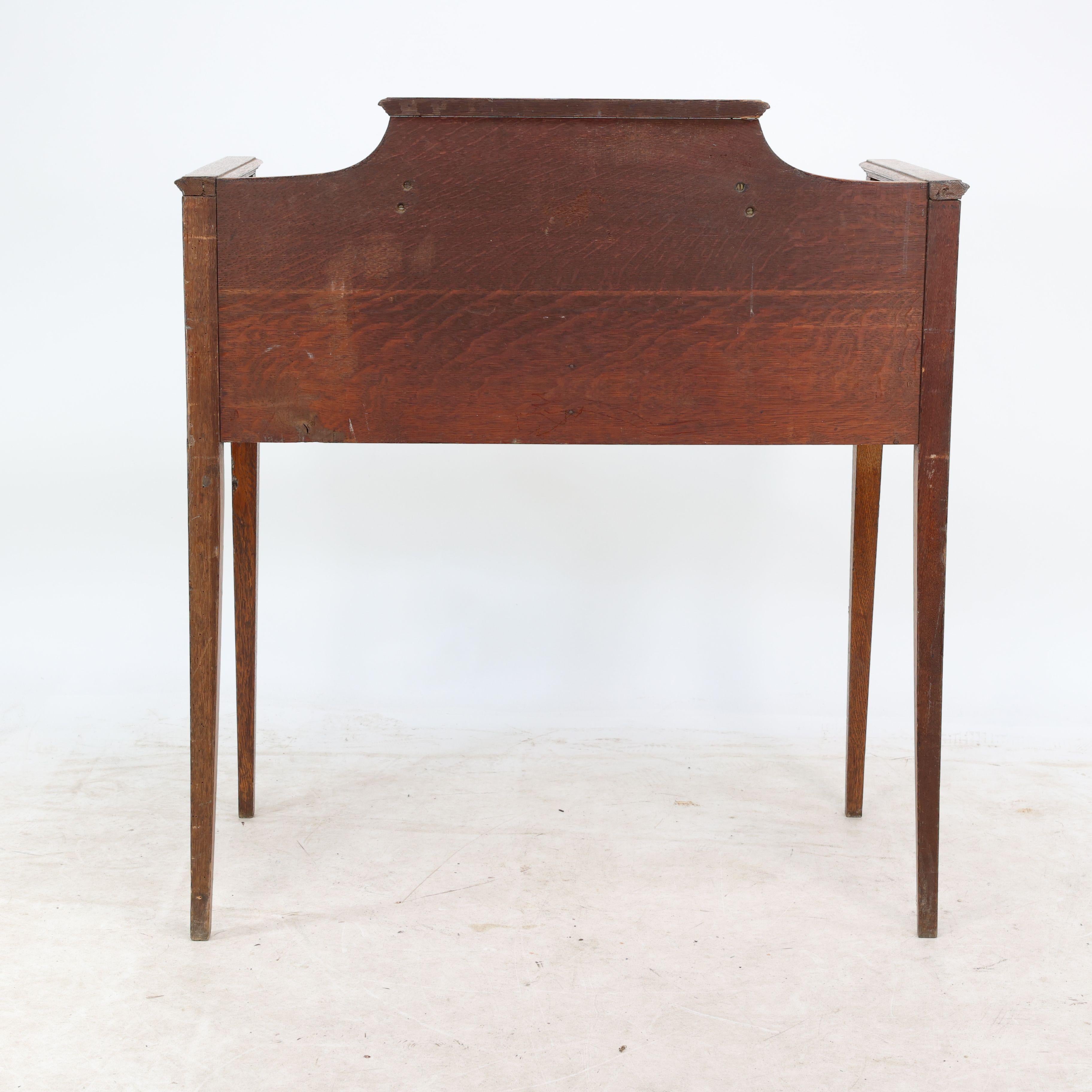 Wylie & Lochhead attri. Una scrivania in quercia Arts & Crafts con una nuova area di scrittura in pelle in vendita 1
