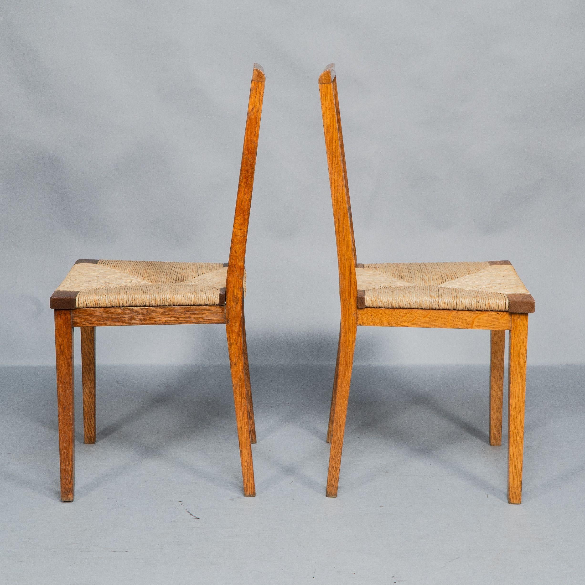 Wylie & Lochhead. Un par de sencillas sillas auxiliares o de dormitorio Arts & Crafts de roble con asientos de junco recién colocados.
Medidas adicionales:
Altura del asiento: 43,5 cm / 17,13 pulgadas