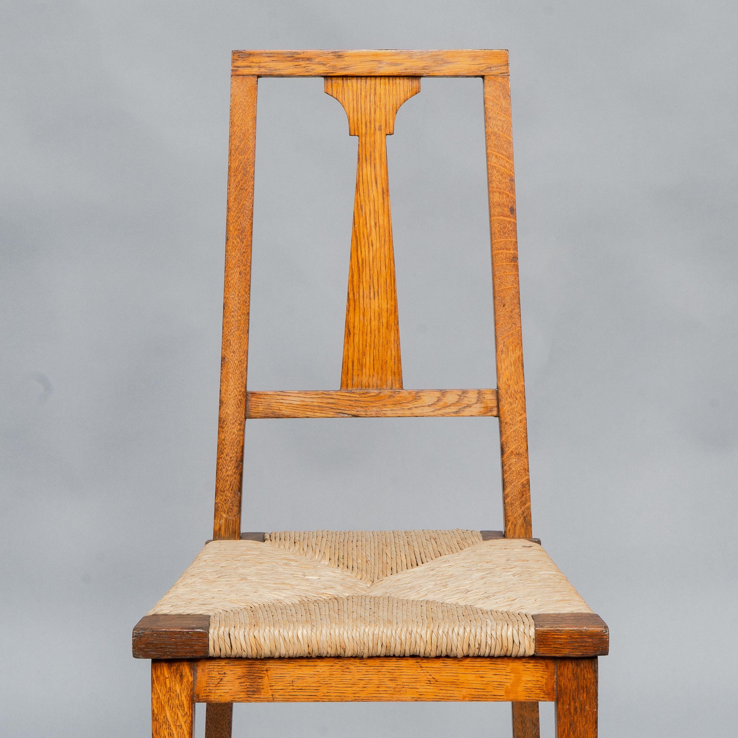 Wylie & Lochhead. Pareja de sillas auxiliares Arts & Crafts de roble en venta 13