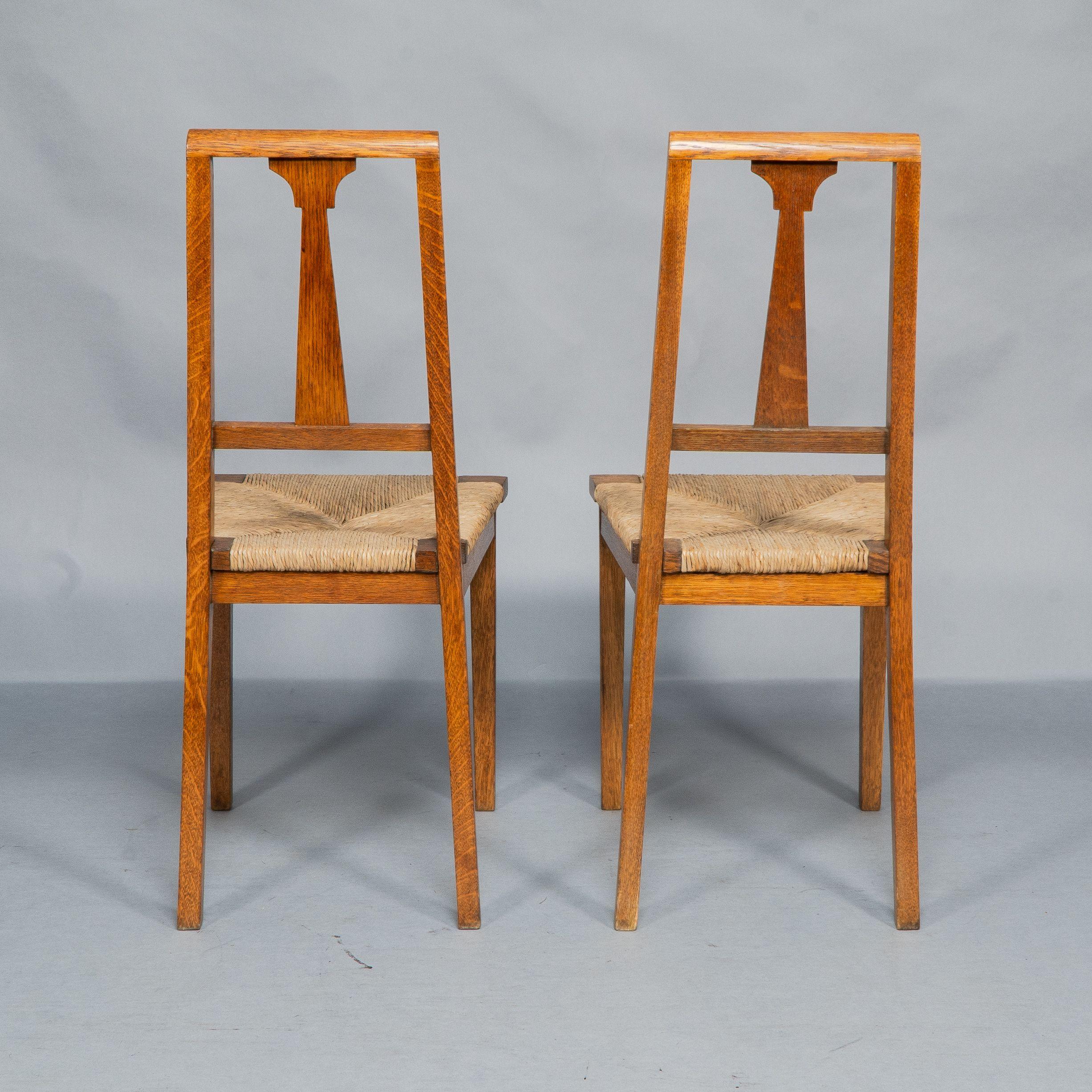 Wylie & Lochhead. Pareja de sillas auxiliares Arts & Crafts de roble Artes y manualidades en venta