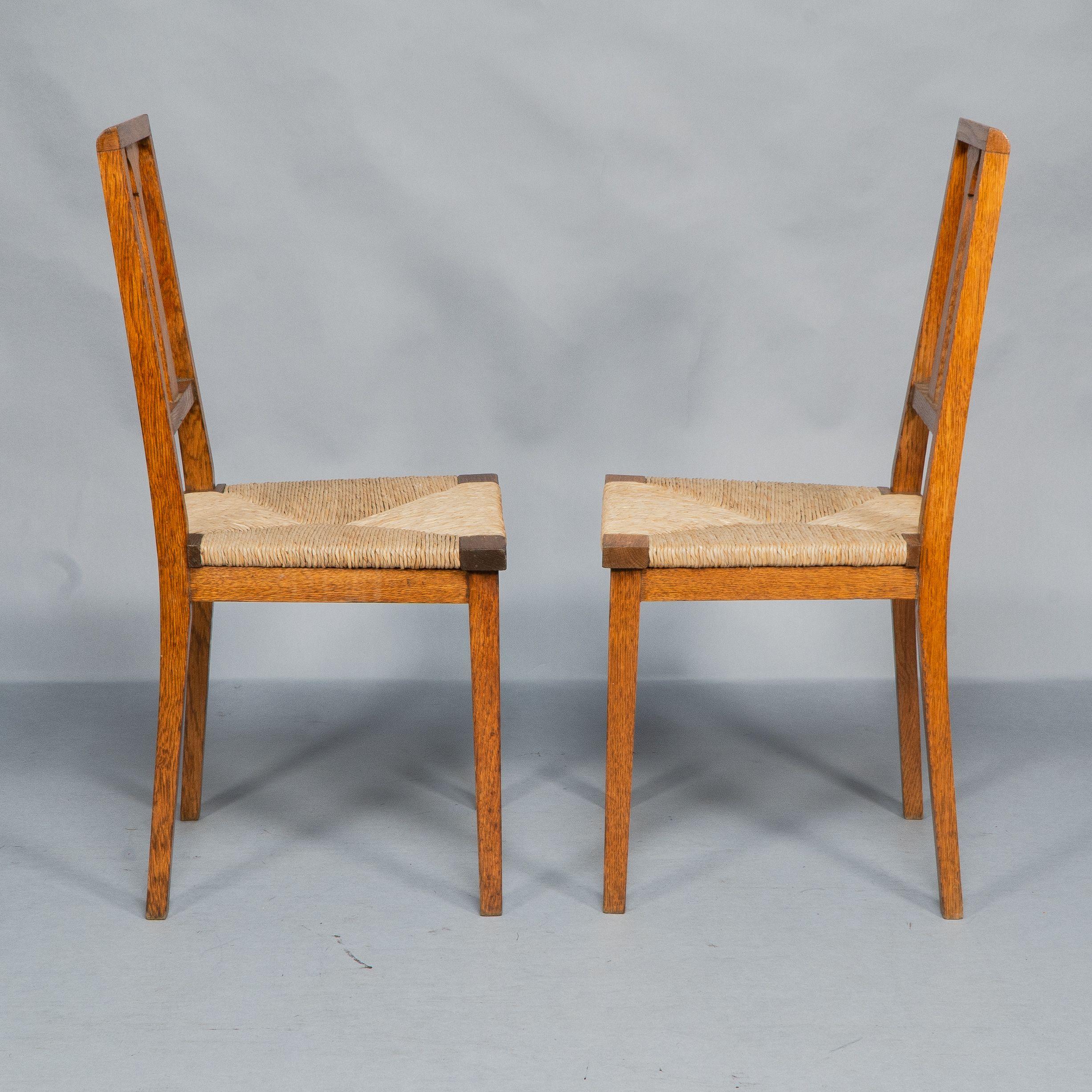 Wylie & Lochhead. Pareja de sillas auxiliares Arts & Crafts de roble Británico en venta
