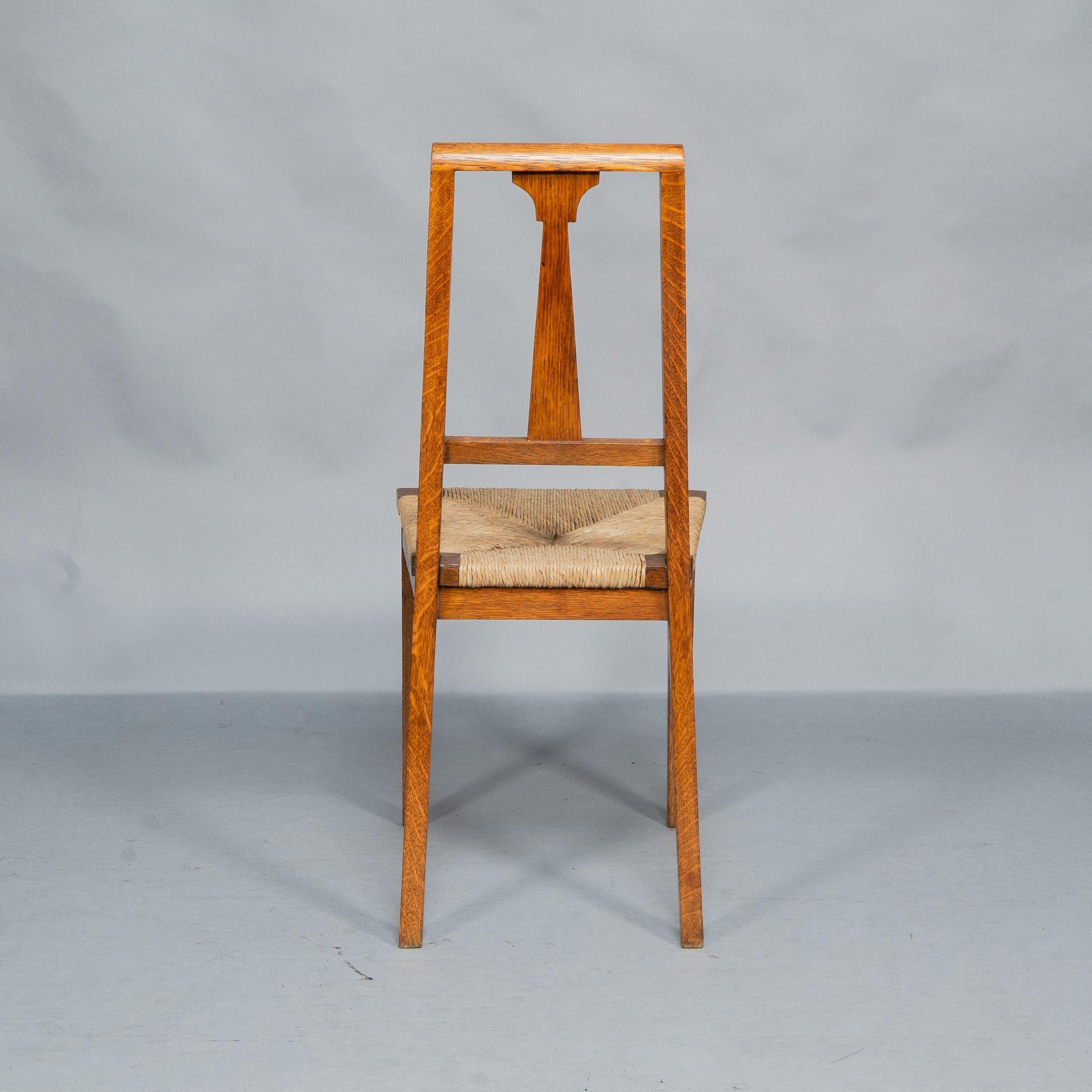 Wylie & Lochhead. Pareja de sillas auxiliares Arts & Crafts de roble en venta 2