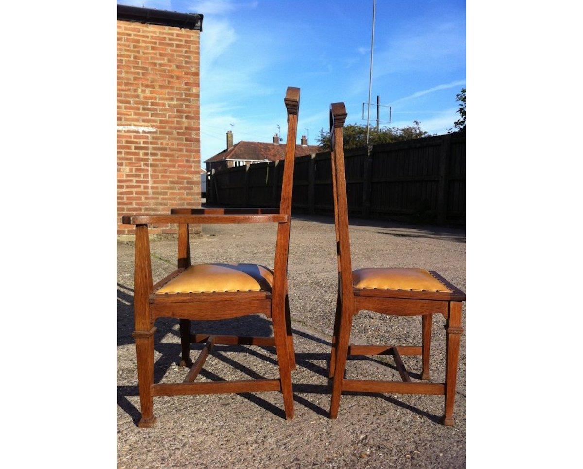 Arts and Crafts Wylie & Lochhead, ensemble de quatre chaises de salle à manger Arts & Crafts en chêne avec sièges en cuir en vente